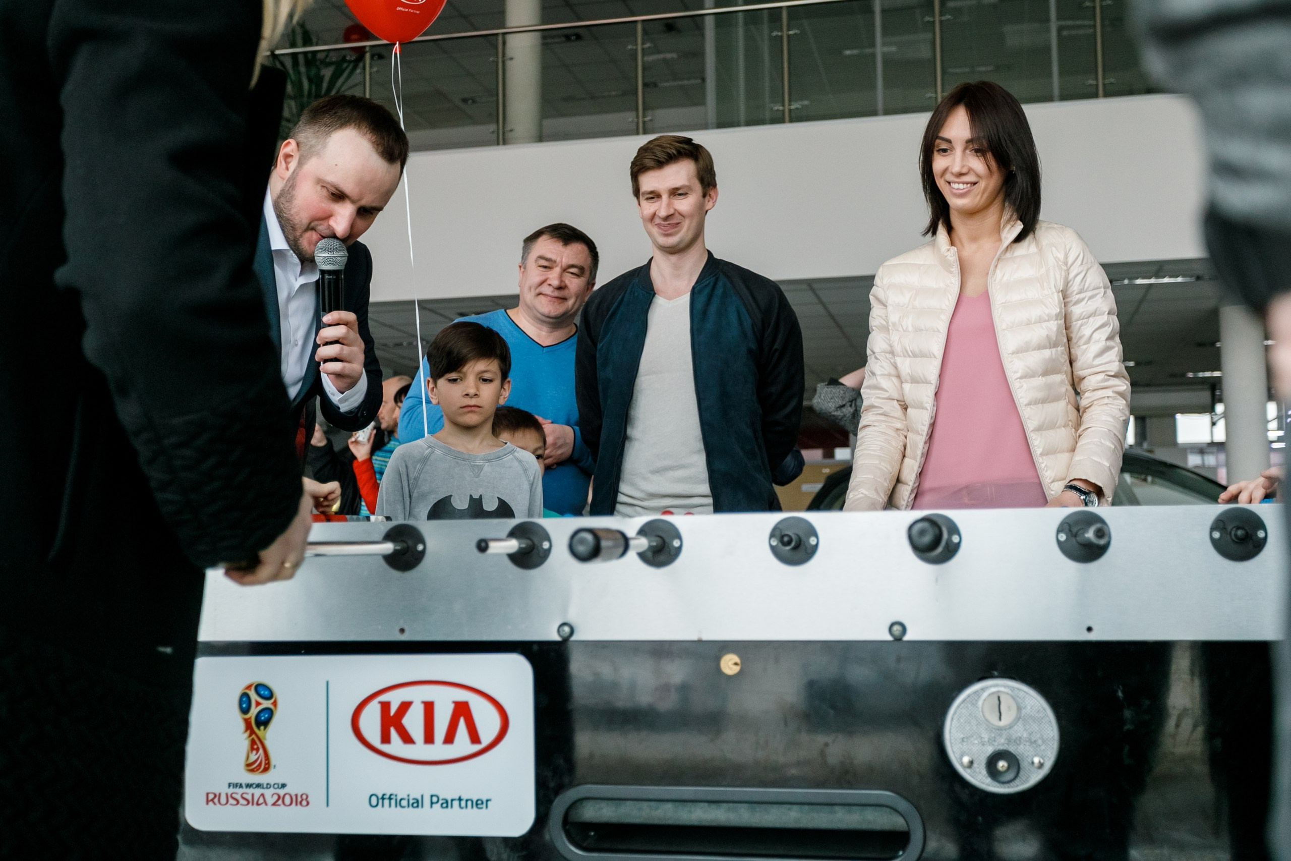 Розыгрыш билетов на ЧМ по футболу FIFA @ Киа Центр. Репортажный фотограф Максим Полянский. Москва, Санкт-Петербург, Красноярск