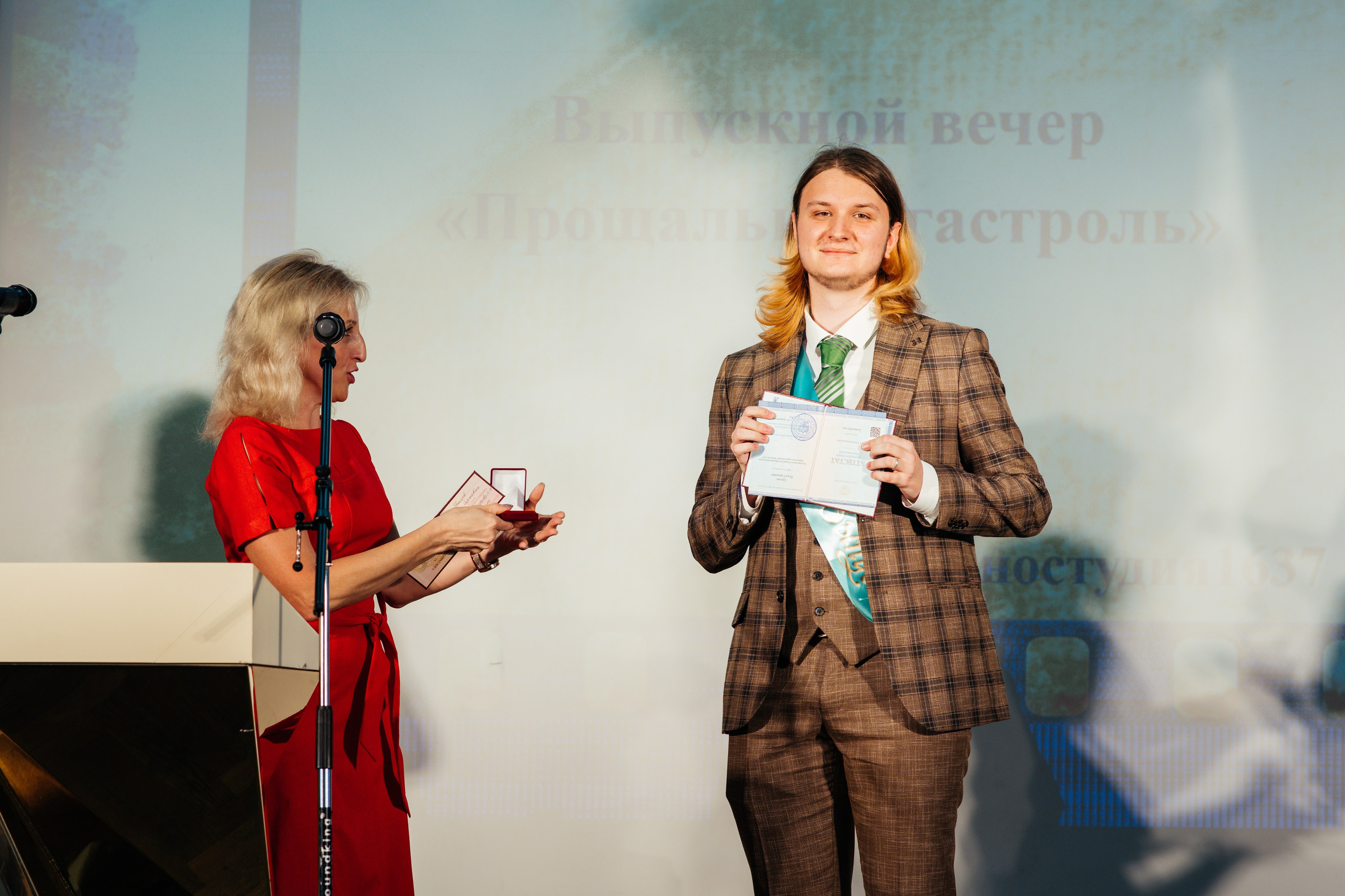 Вручение аттестатов. Выпускные альбомы в Подольске Москве и МО