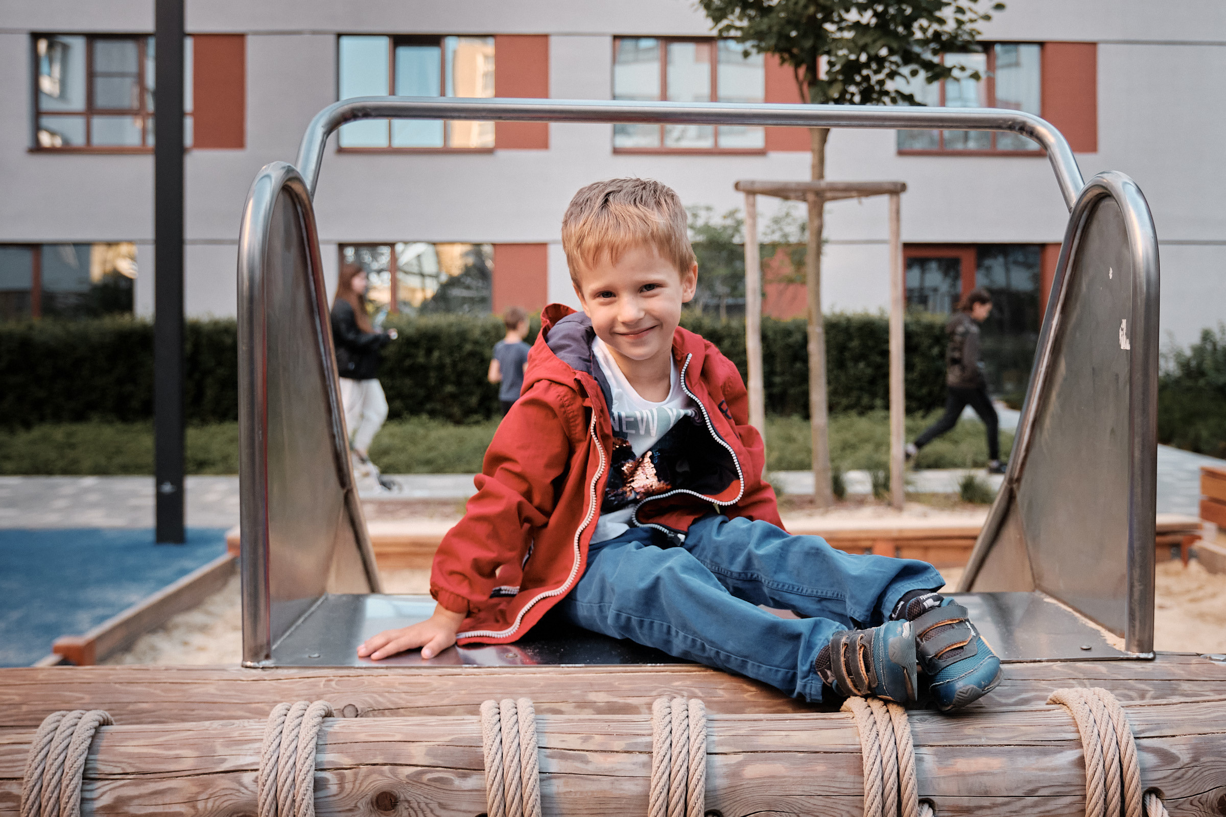 Семейная фотосессия во дворе. Профессиональный фотограф в Екатеринбурге Юра Сахар