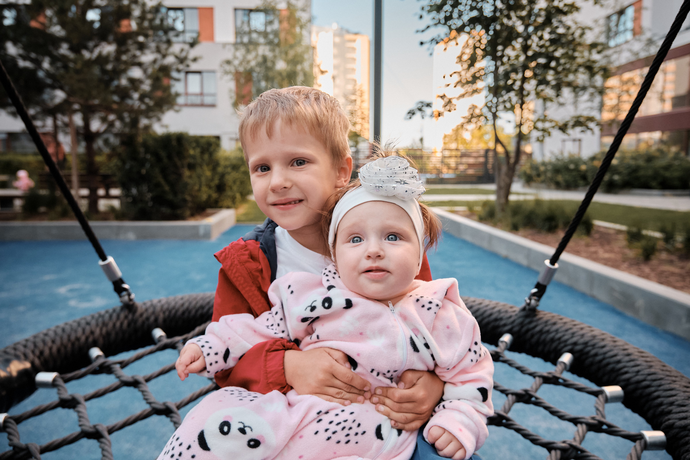 Семейная фотосессия во дворе. Профессиональный фотограф в Екатеринбурге Юра Сахар