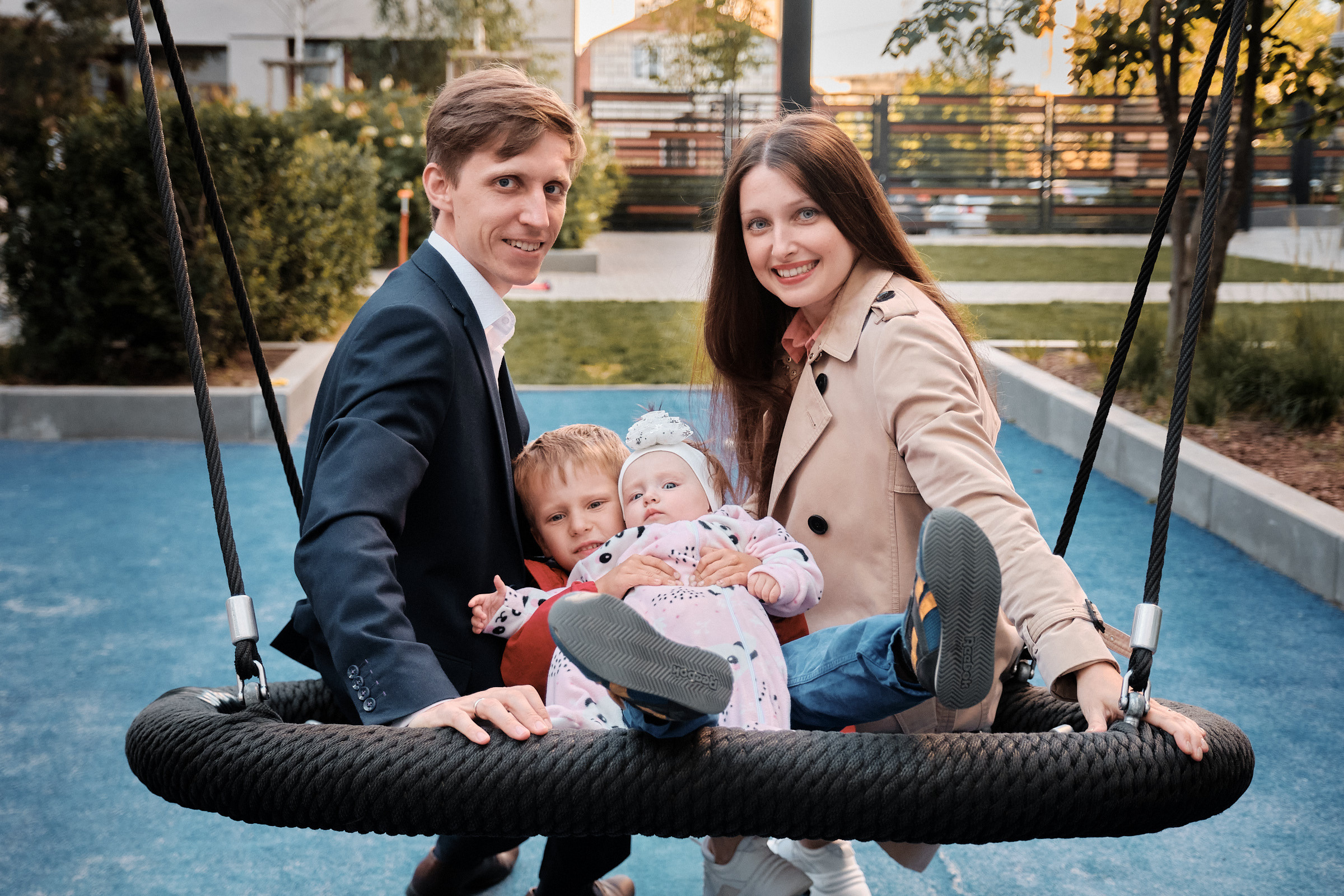 Семейная фотосессия во дворе. Профессиональный фотограф в Екатеринбурге Юра Сахар