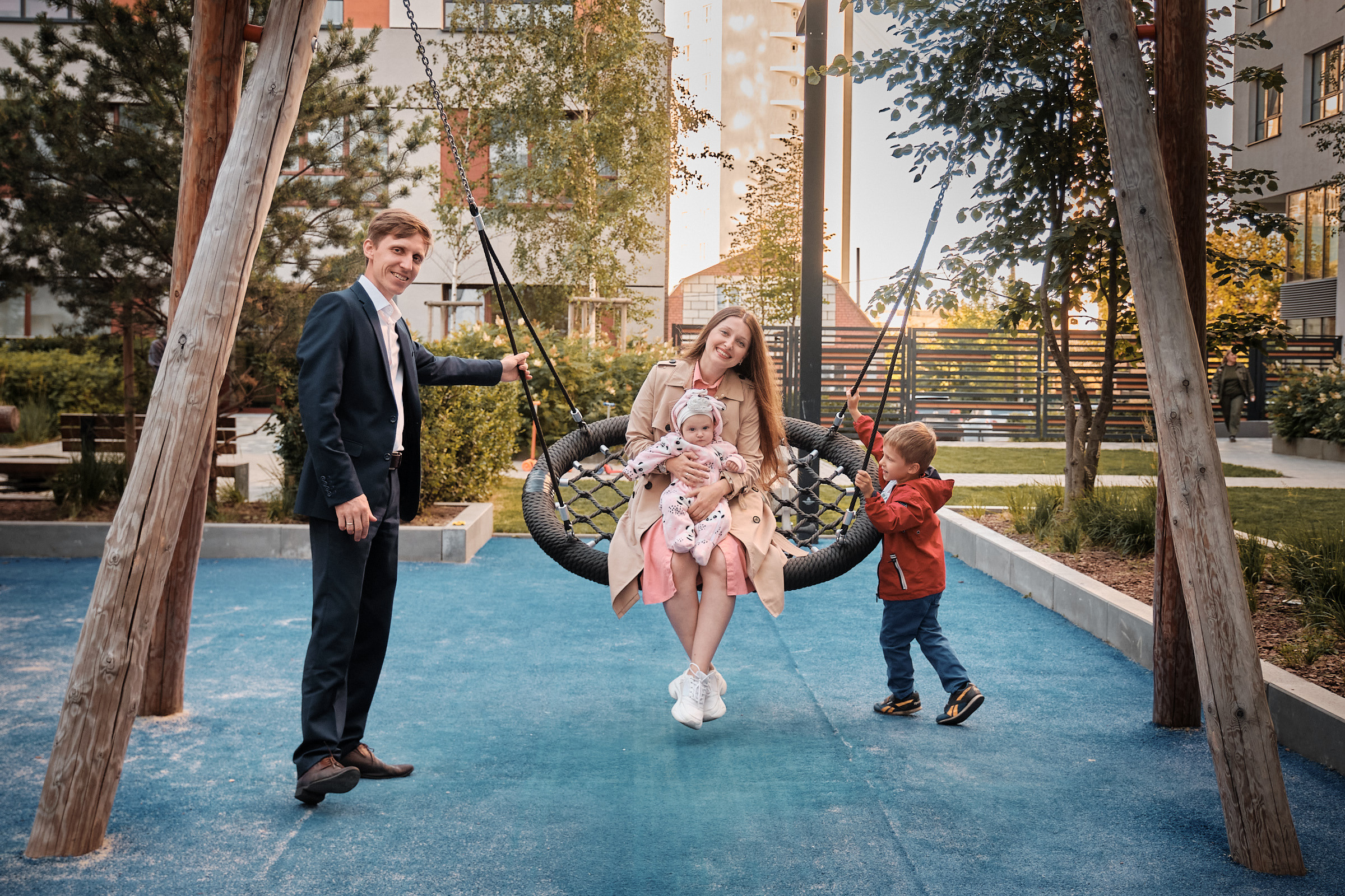 Семейная фотосессия во дворе. Профессиональный фотограф в Екатеринбурге Юра Сахар