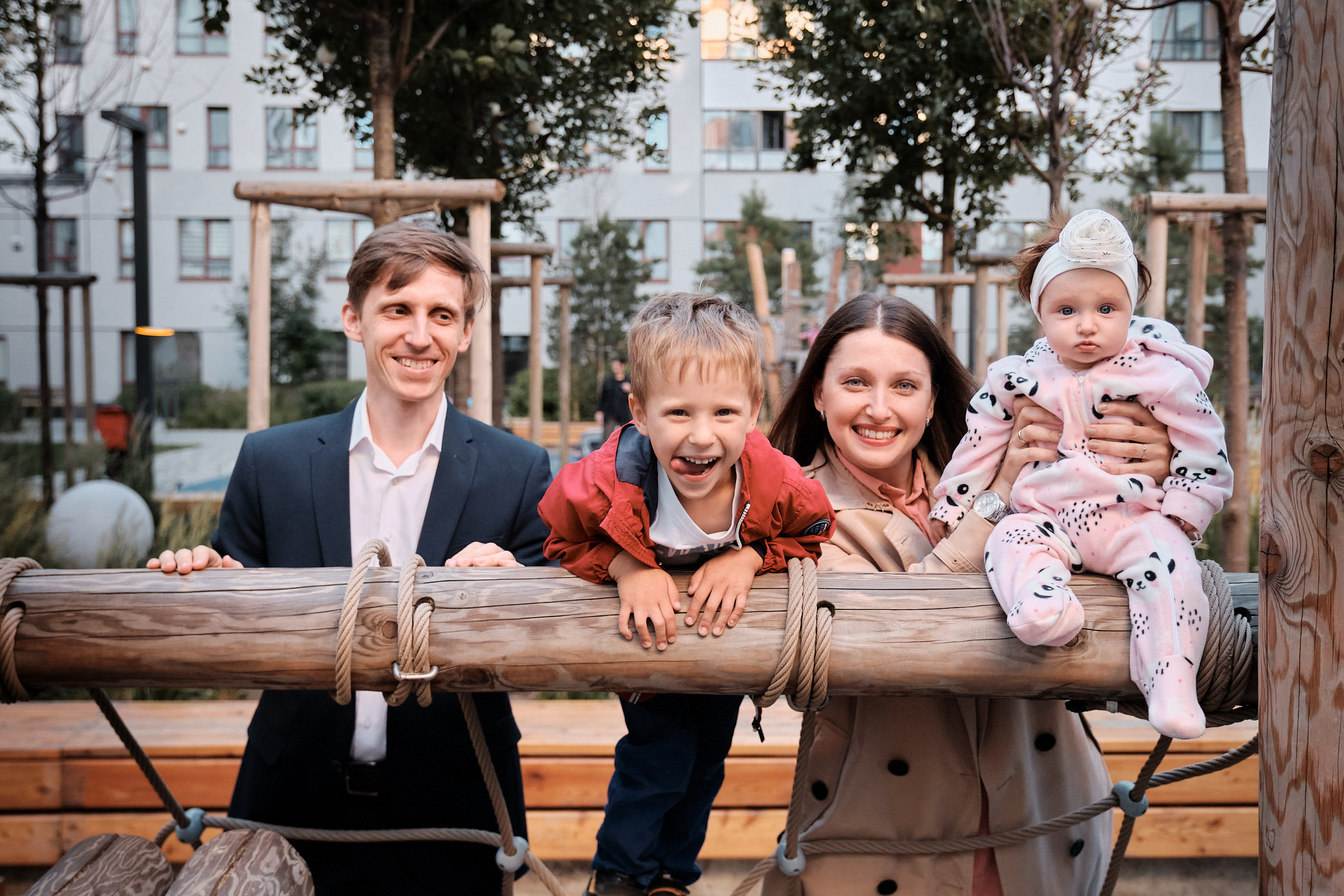 Семейная фотосессия во дворе. Профессиональный фотограф в Екатеринбурге Юра Сахар