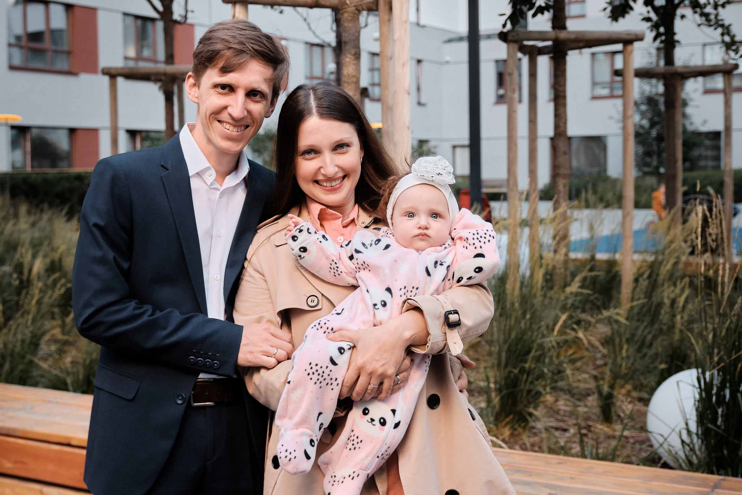 Семейная фотосессия во дворе. Профессиональный фотограф в Екатеринбурге Юра Сахар