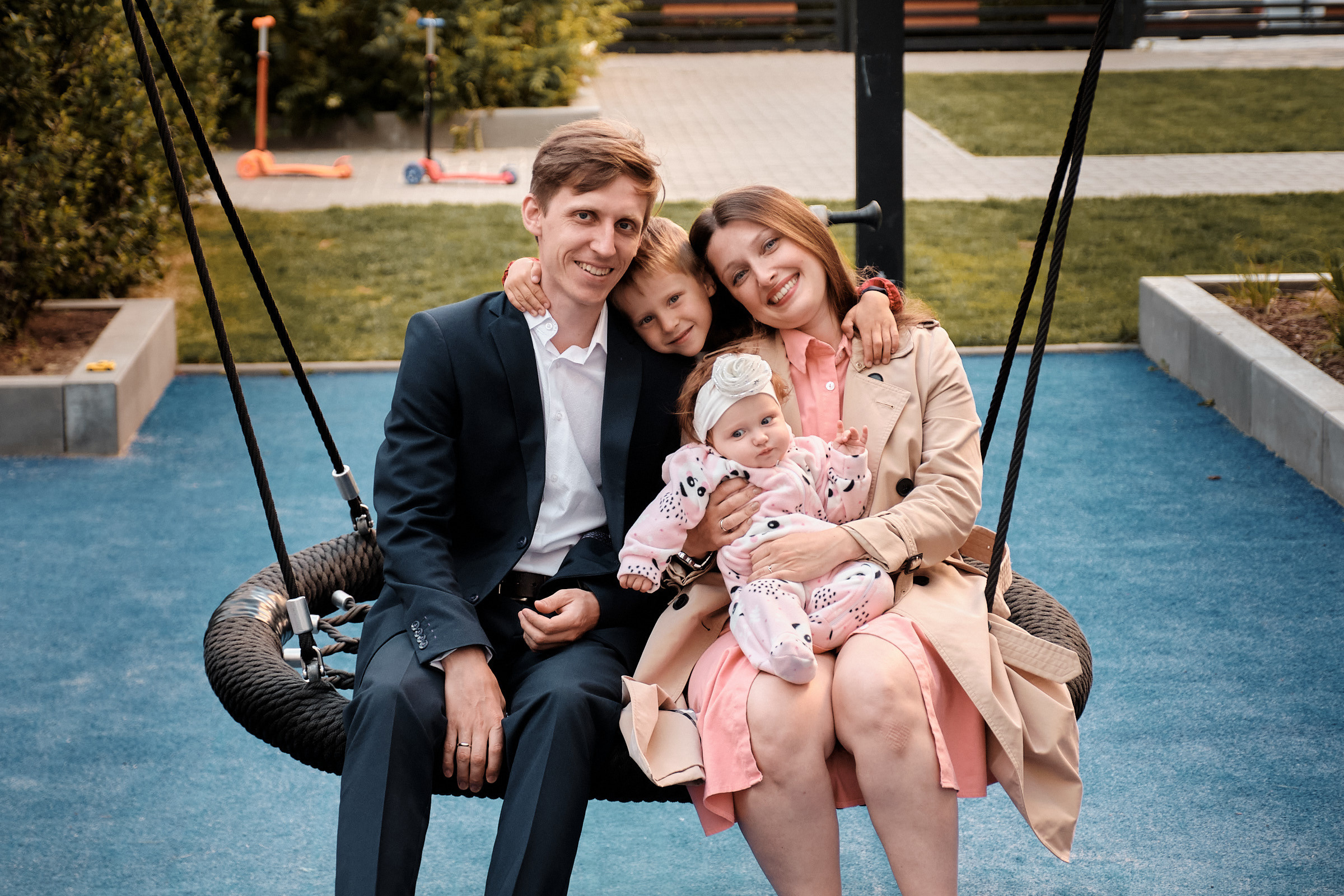 Семейная фотосессия во дворе. Профессиональный фотограф в Екатеринбурге Юра Сахар