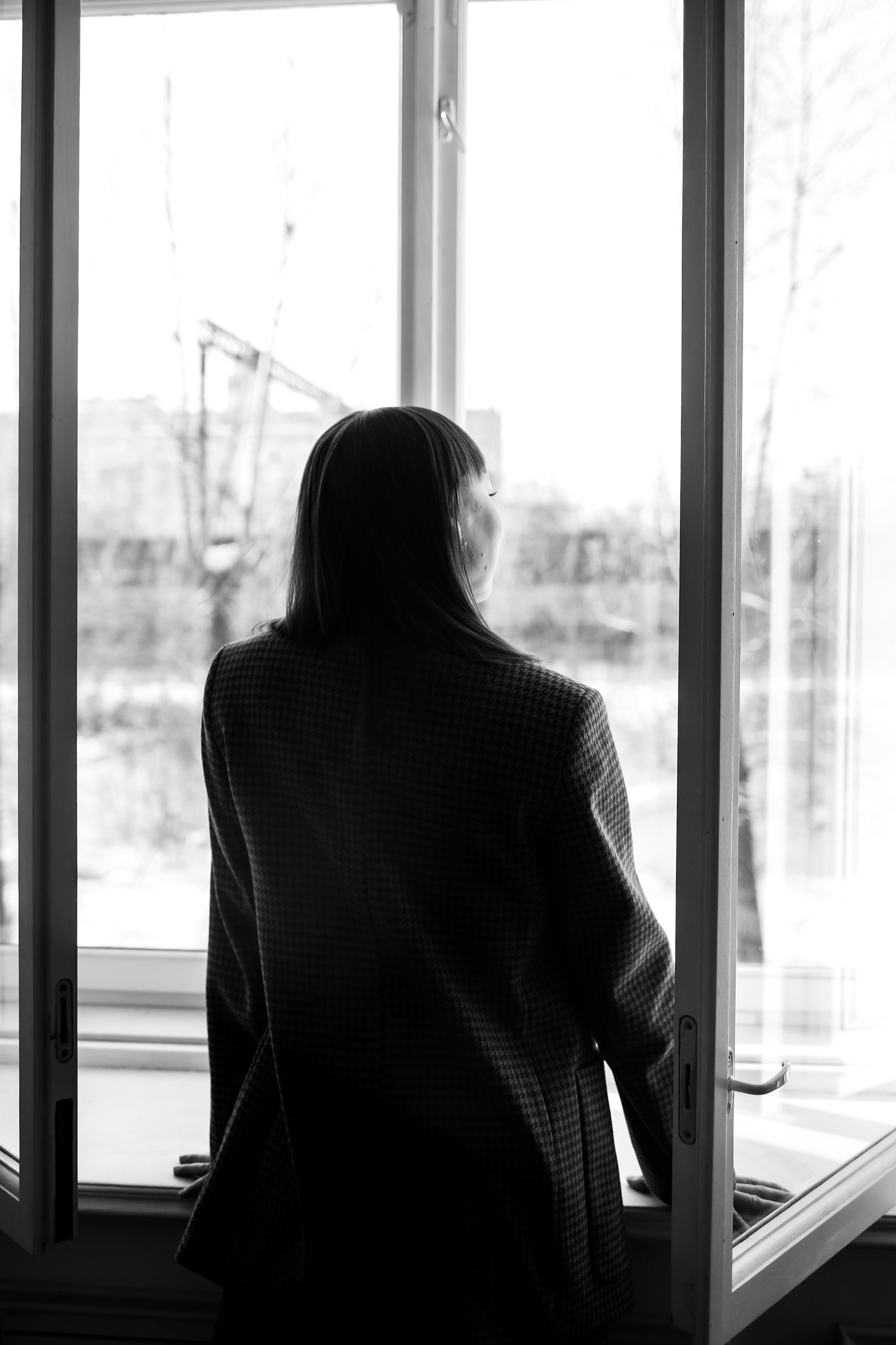 девушка смотрит в окно на фотосессии