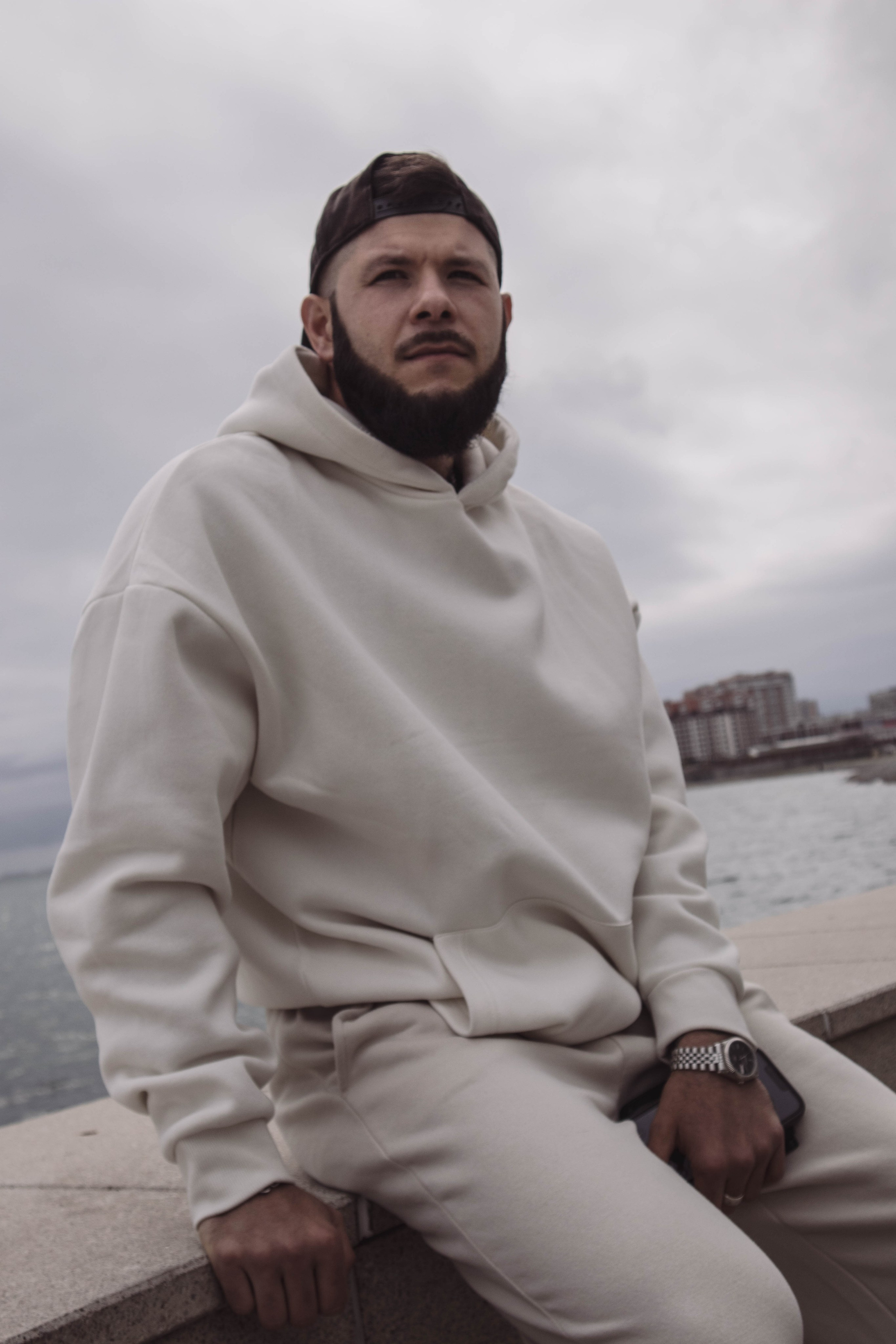 О. Уличный фотограф Города N