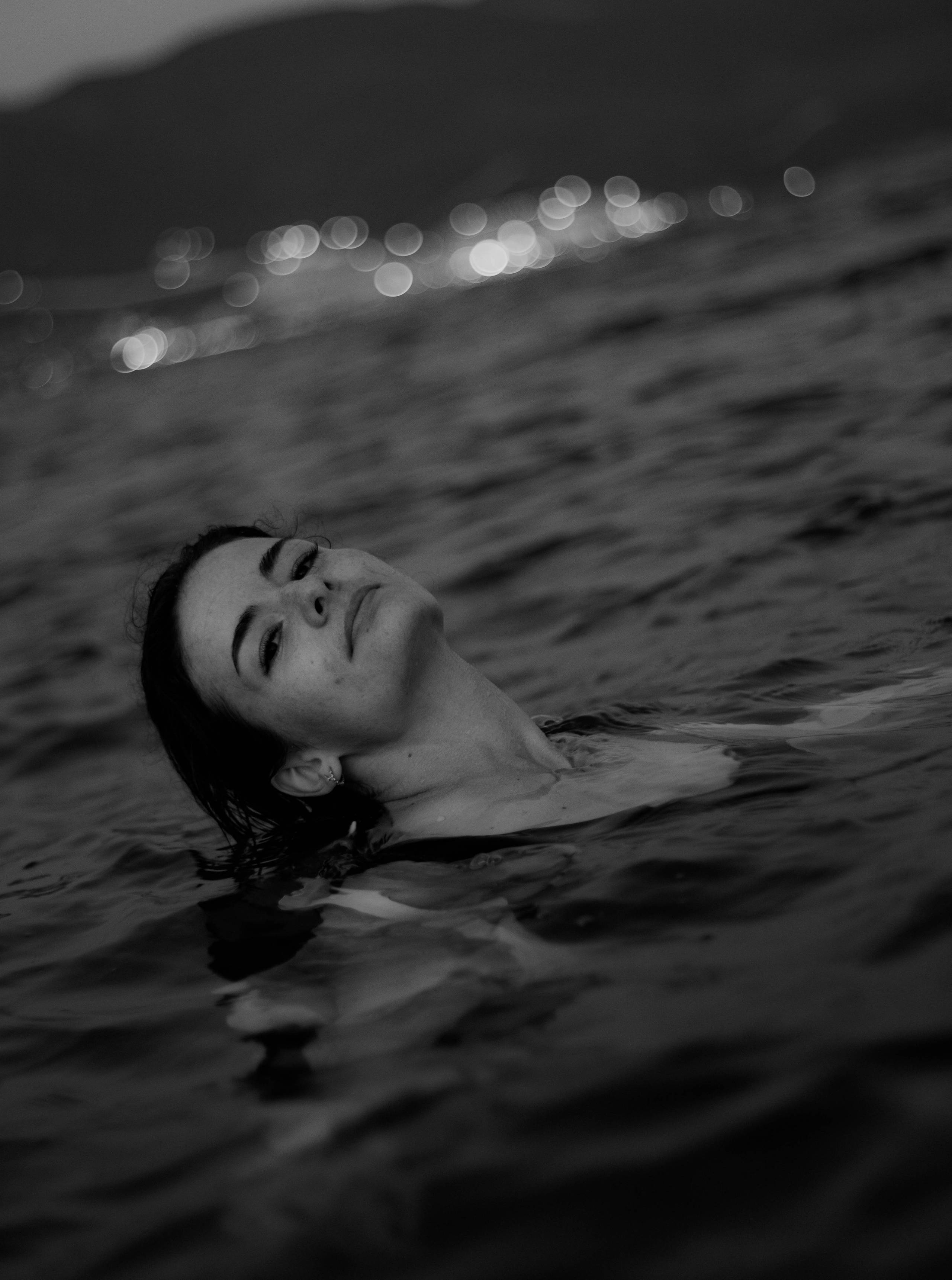 «Невесомость волн: девушка и море». Уличный фотограф Города N