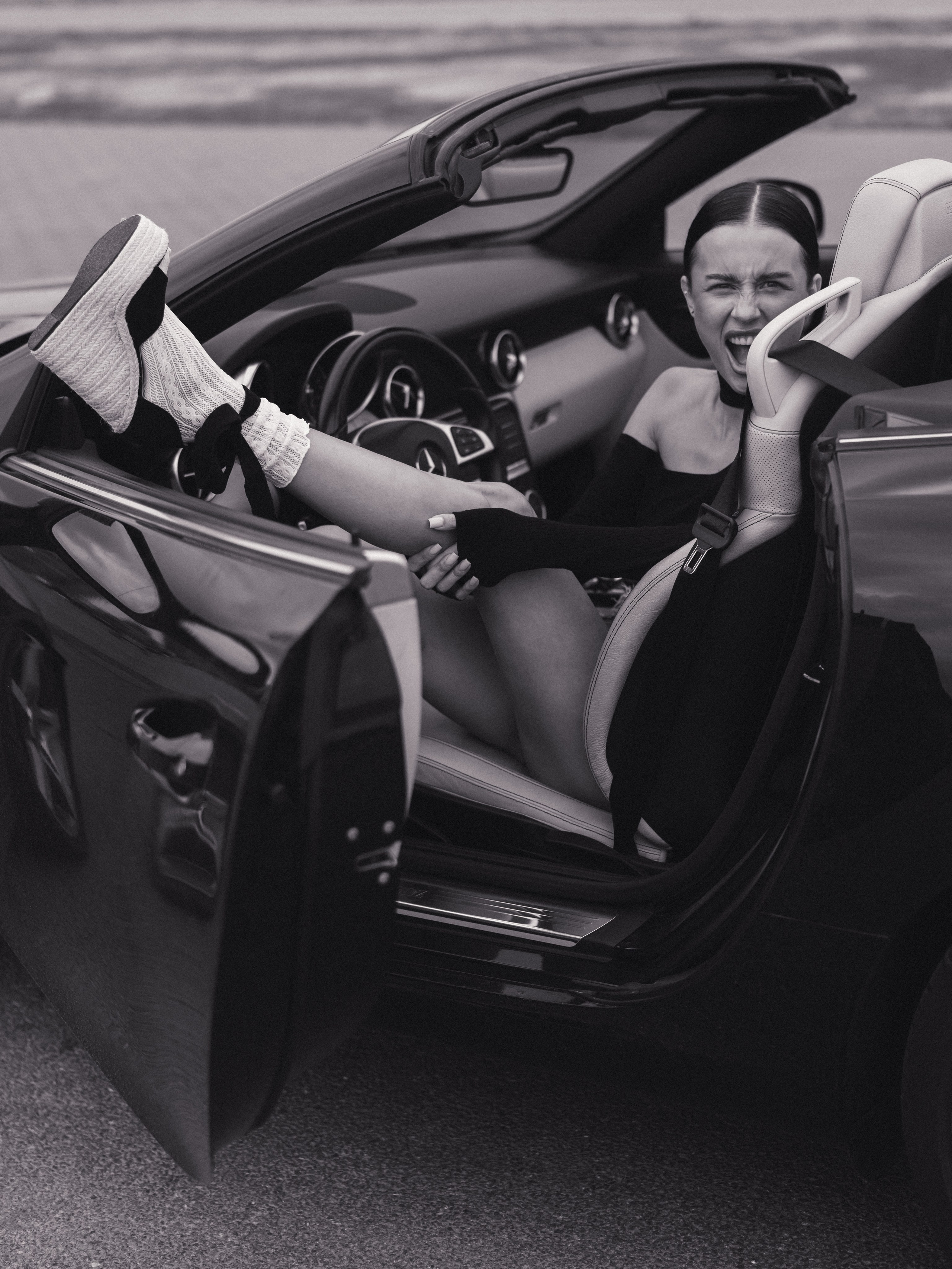 Модная фотосессия в машине кабриолете в туфлях