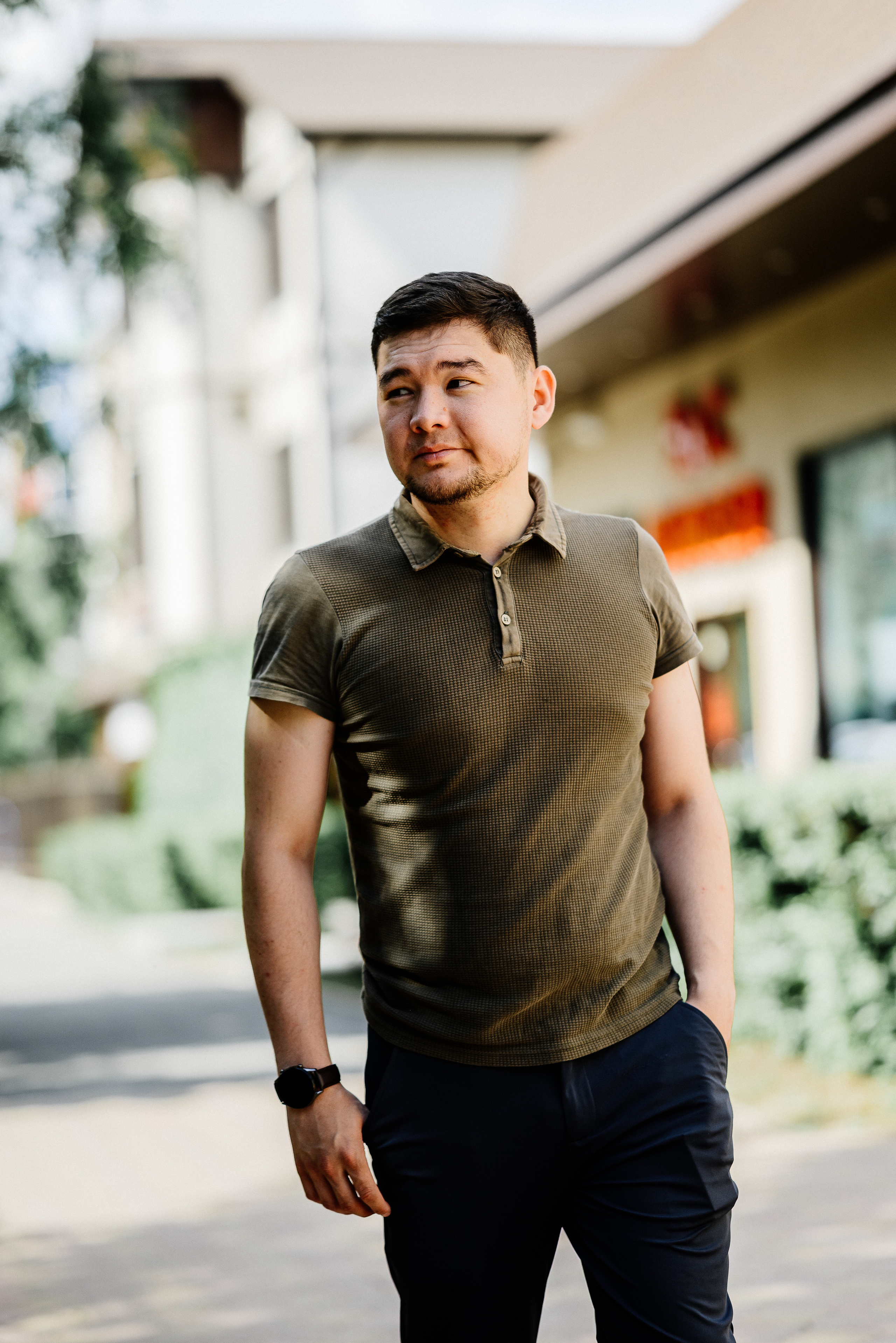 молодой парень, мельницы, фотосессия на улице, уличная фотосессия