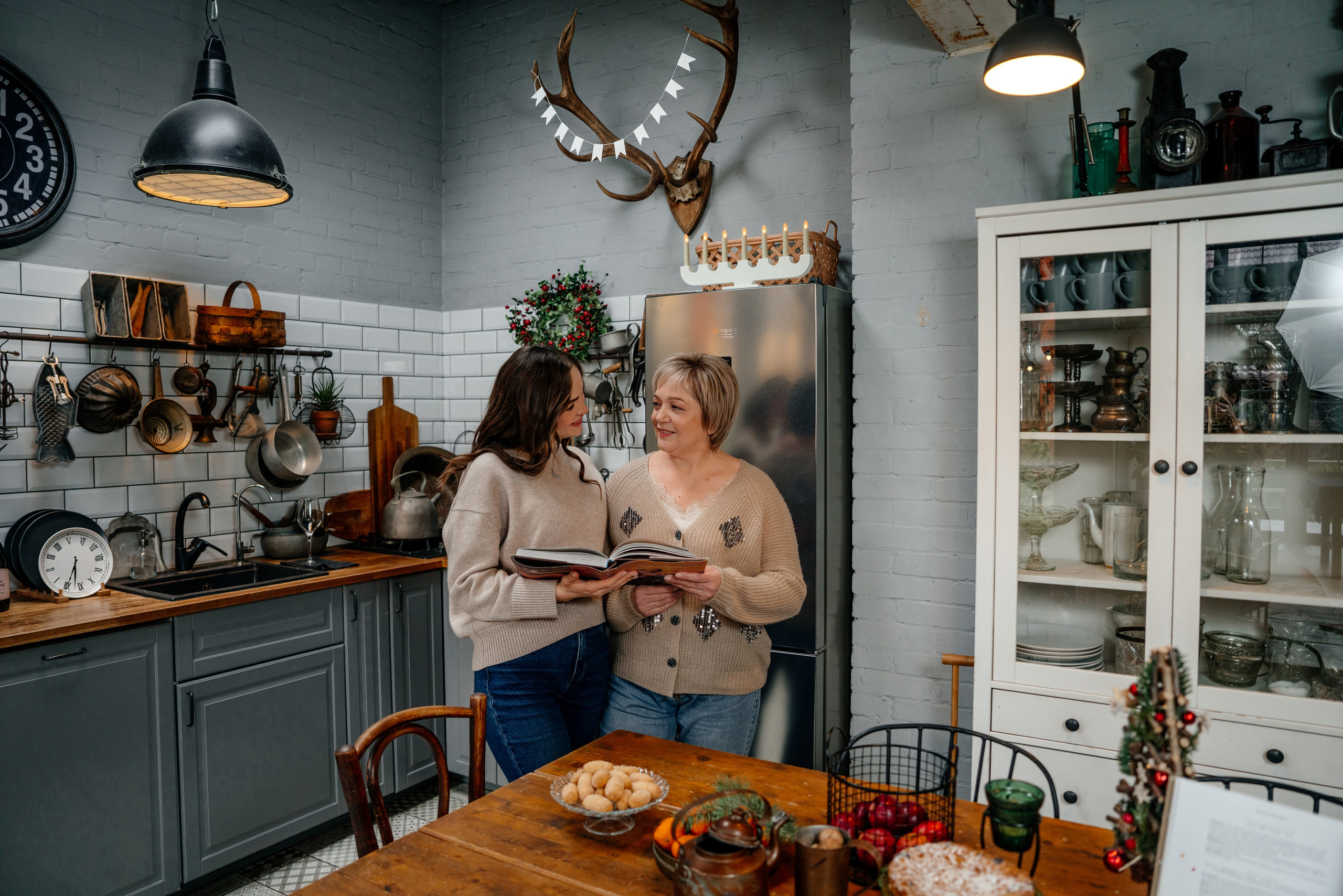 Зимняя съемка мамы и взрослой дочери. Дом Власенко. Свадебный и семейный фотограф Надежда Соловьева