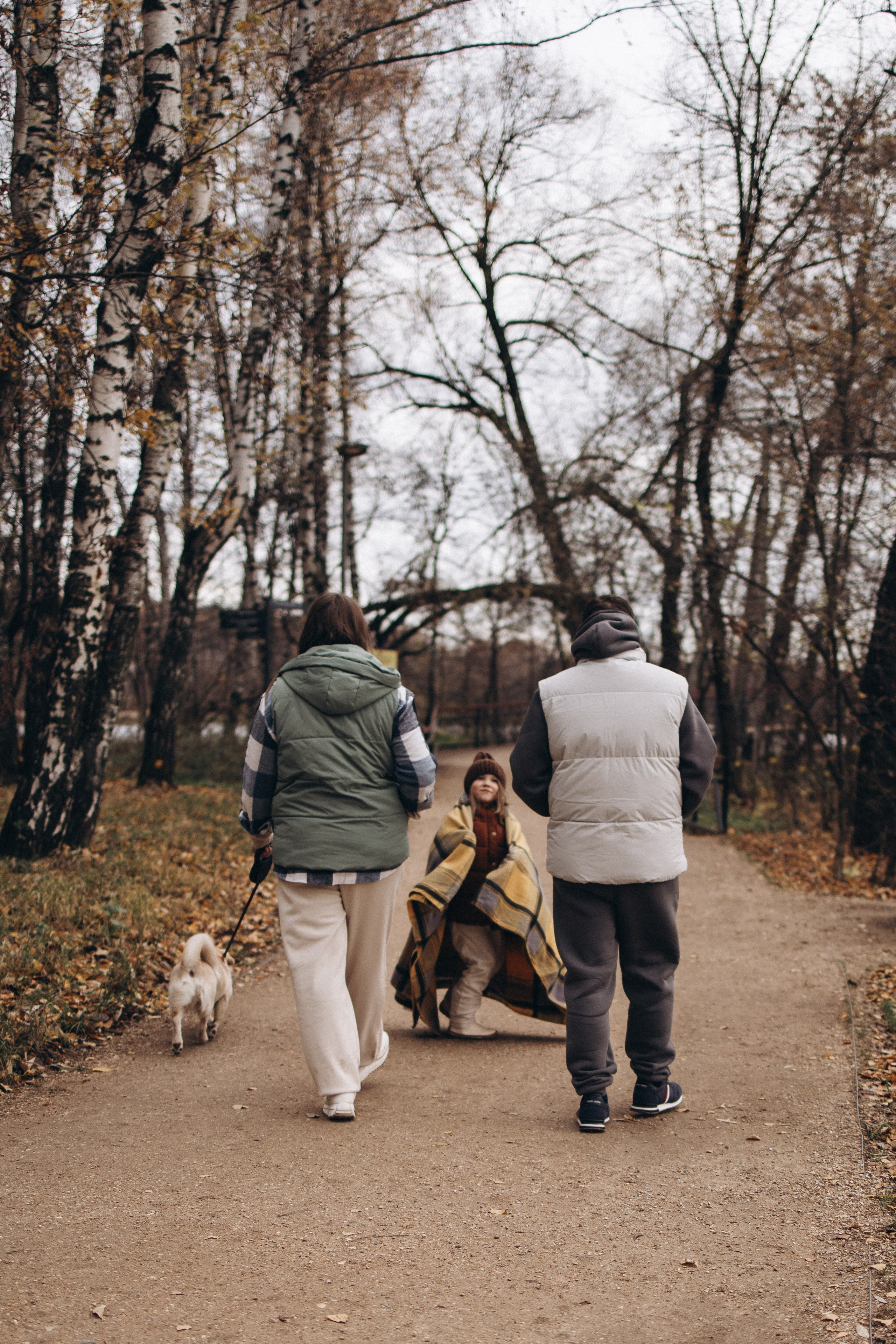 Осенняя прогулка в парке. Женя, Таня, Лера и Сэм. Семейный и детский фотограф в Москве Маргарита Сереброва