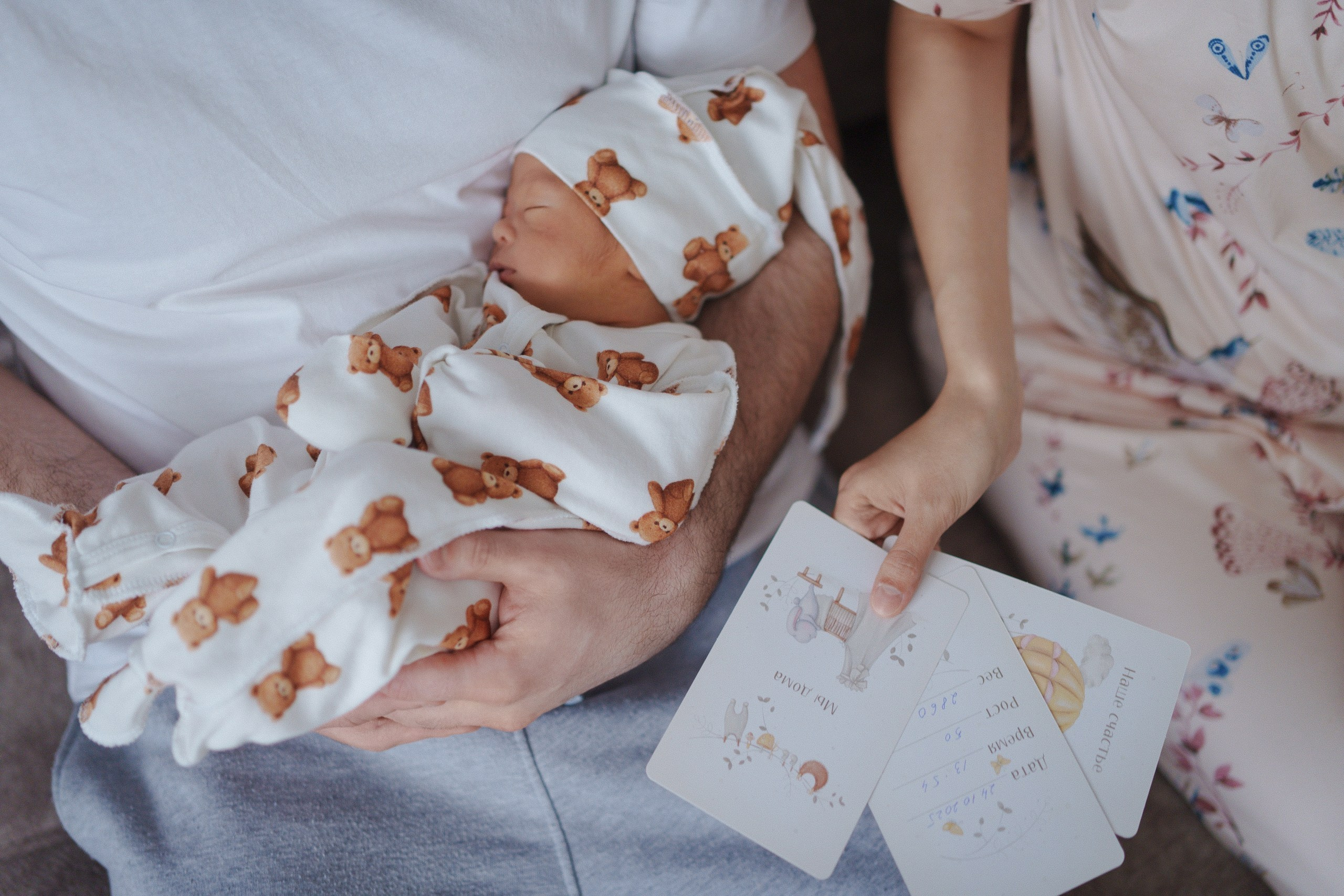 Домашняя фотосессия новорождённого — минималистично, современно, с душой