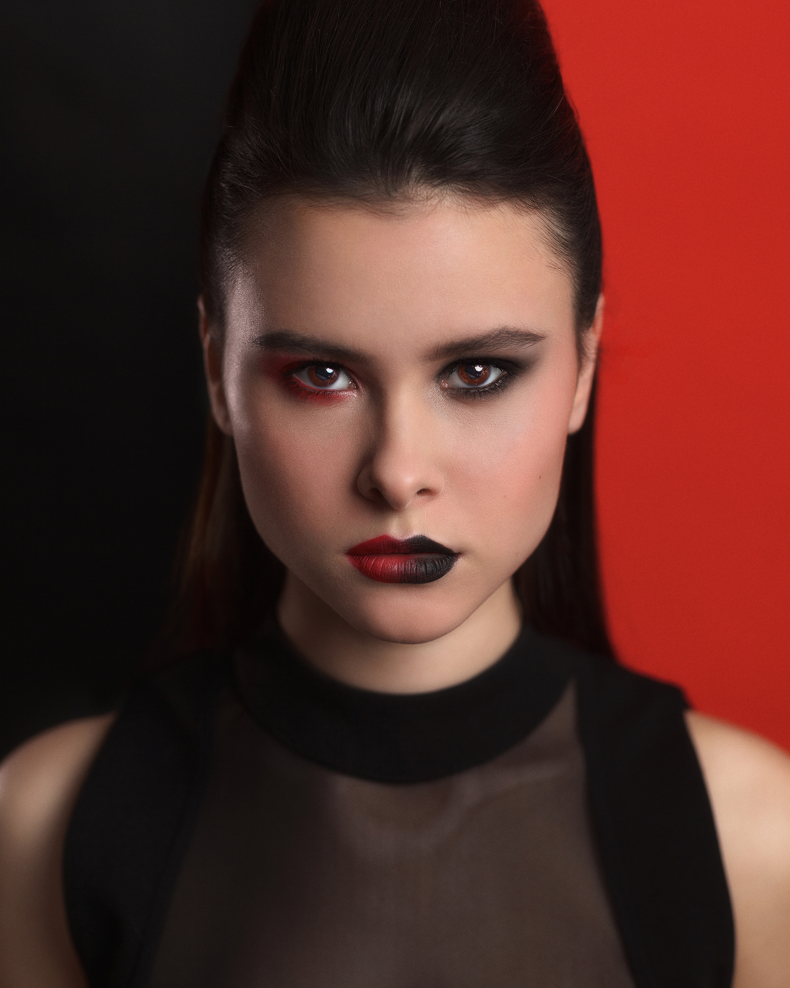 Портретный фотограф в Нижнем Новгороде. Необычные фотосессии в Нижнем Новгороде. Заказать фотосессию. Портрет девушки с необычным мейк-апом, визажем в черном. Портрет с черным и красным цветом.