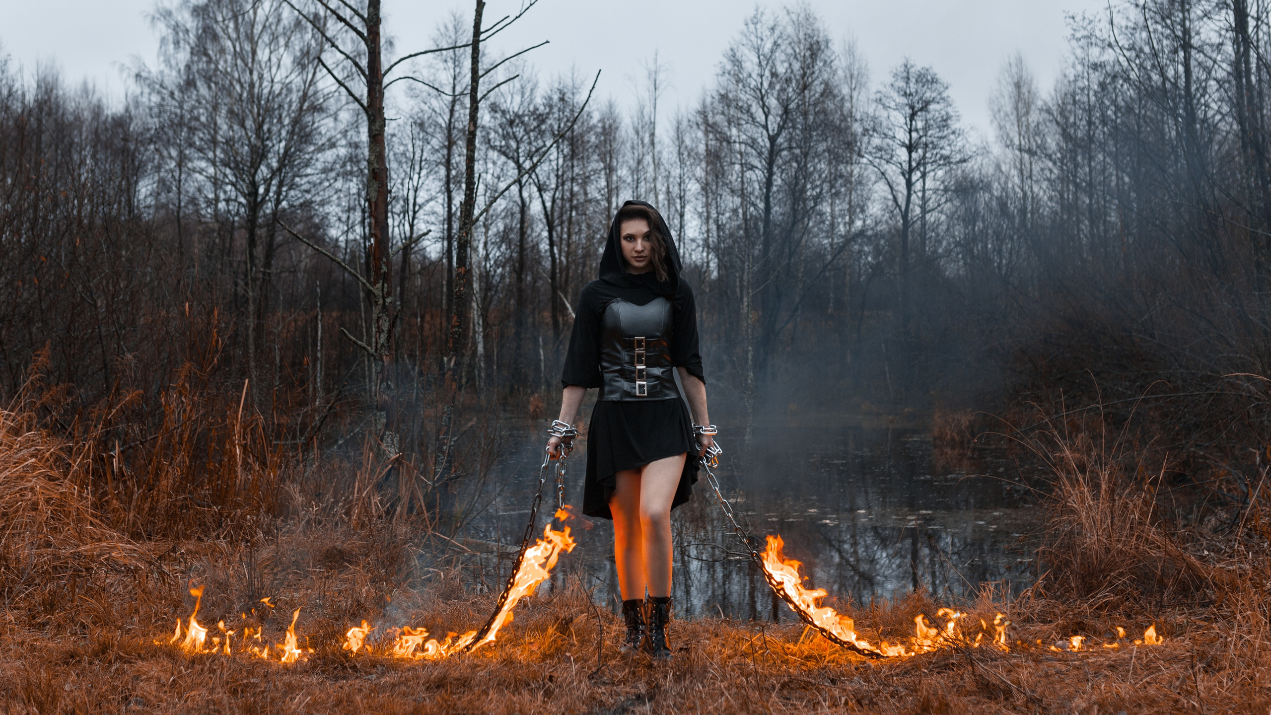 Портретный фотограф в Нижнем Новгороде. Необычные фотосессии в Нижнем Новгороде. Заказать фотосессию. Съемка с огнем. Фаер-шоу. Спецэффекты. Девушка с огненной цепью. Колдовство. Фотосессия с настоящим огнем.