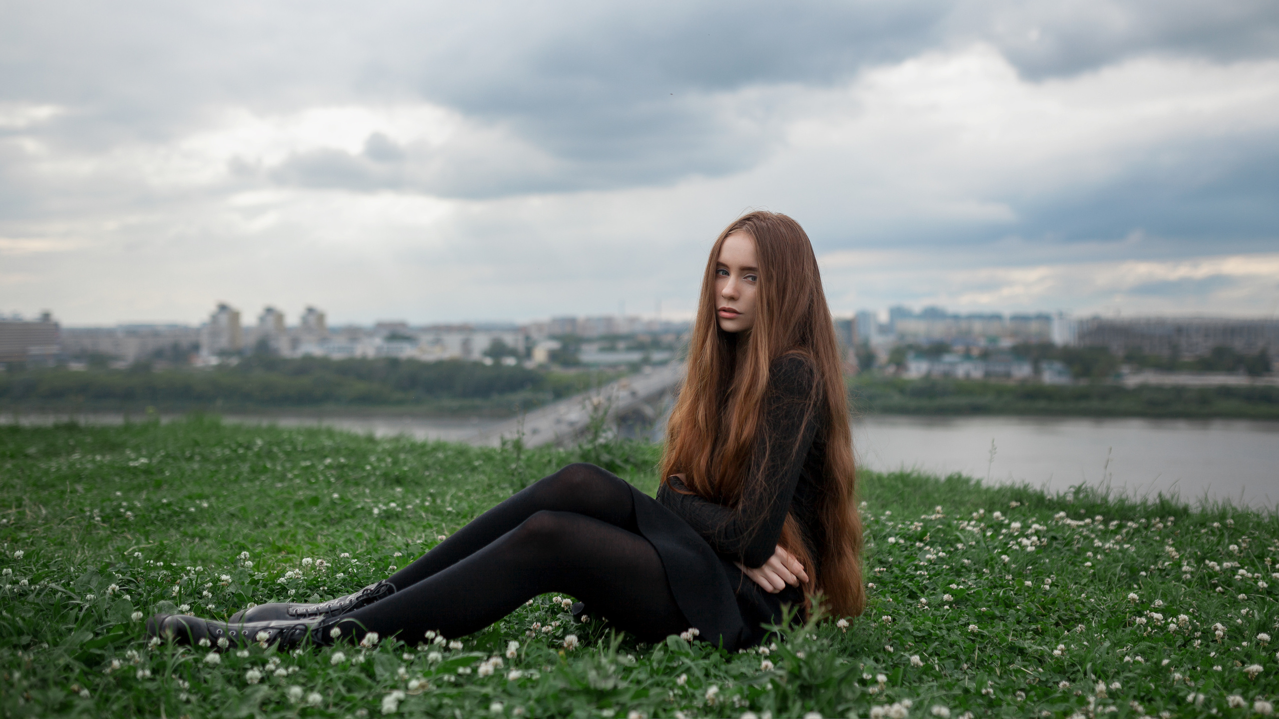 Портретный фотограф в Нижнем Новгороде. Необычные фотосессии в Нижнем Новгороде. Заказать фотосессию. Длинноволосая  девушка на фоне города. 