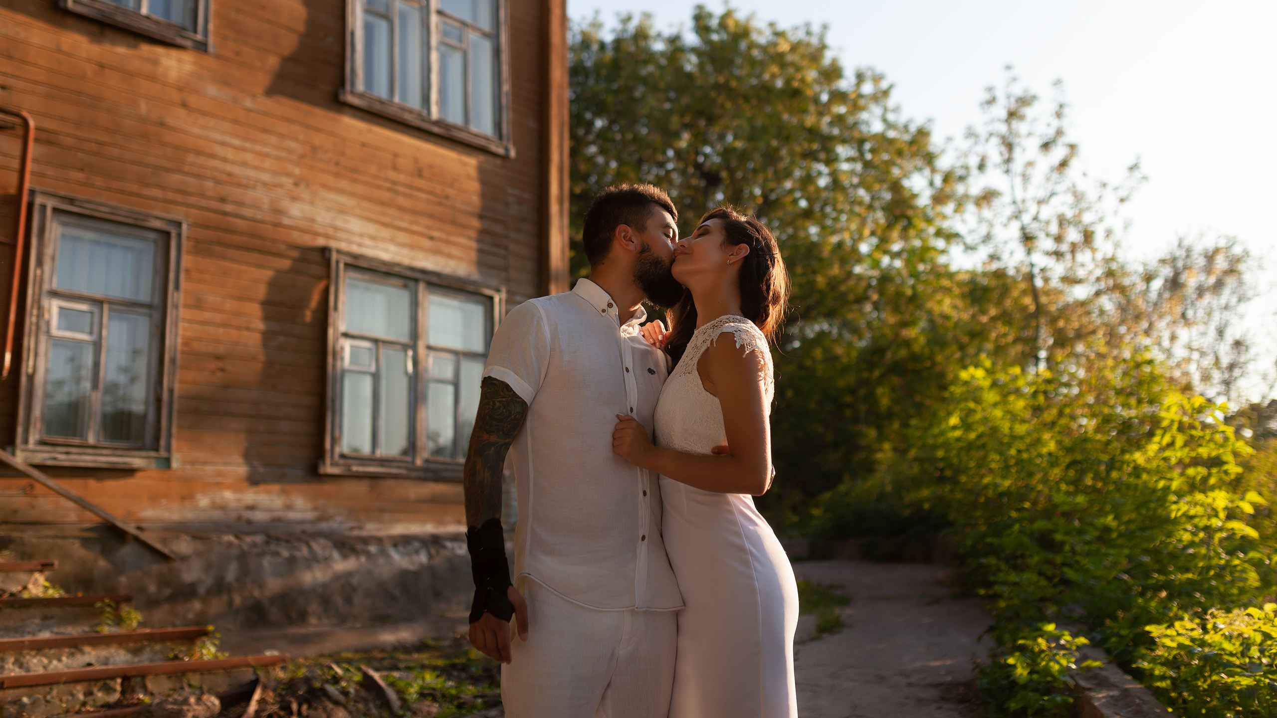 Портретный фотограф в Нижнем Новгороде. Необычные фотосессии в Нижнем Новгороде. Заказать фотосессию. Лав-стори фотосессия для влюбленных. Лав-стори фотосессия для влюбленных, целующаяся пара на фоне старого города.