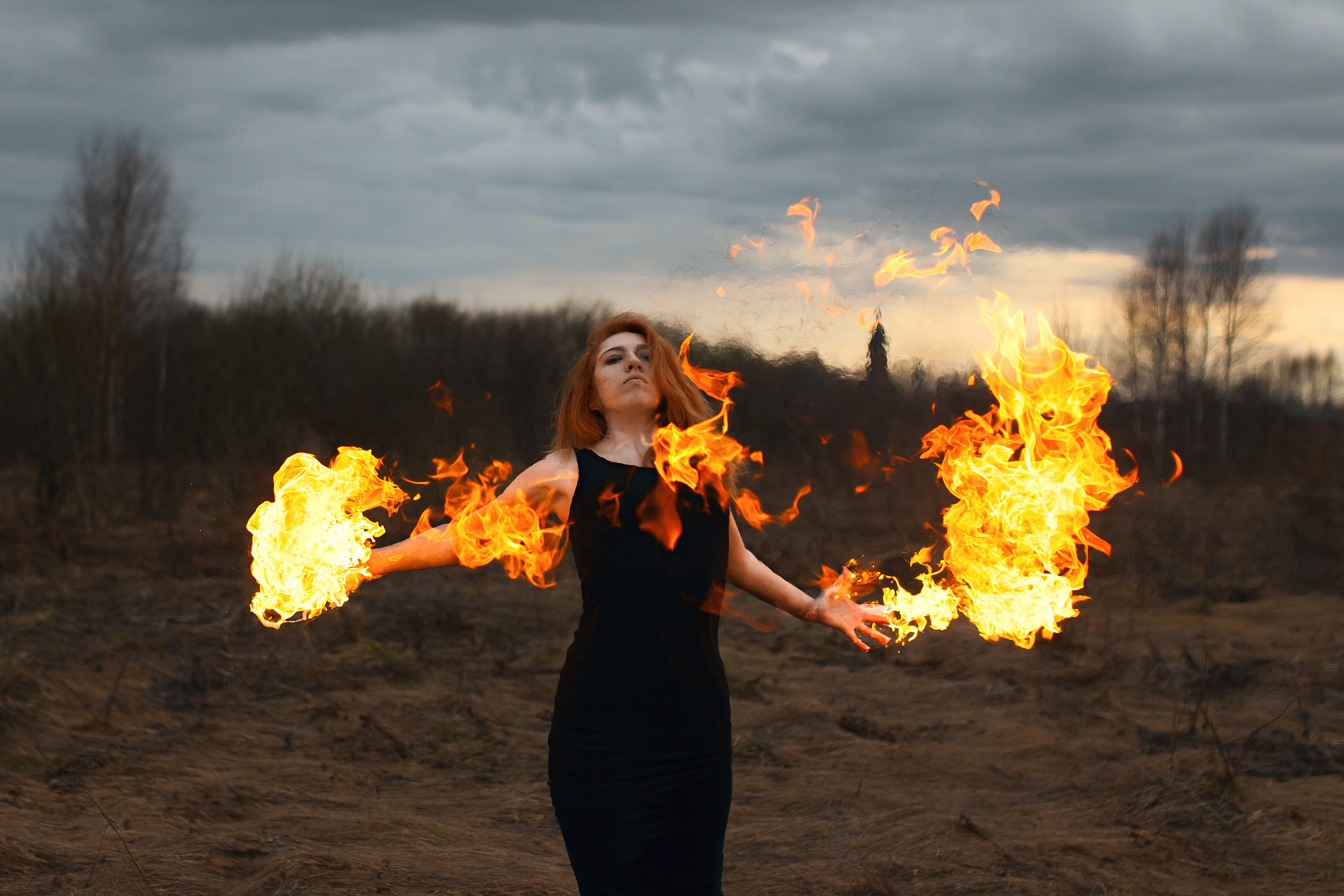 Портретный фотограф в Нижнем Новгороде. Необычные фотосессии в Нижнем Новгороде. Заказать фотосессию. Колдовство. Фотосессия с настоящим огнем. Рыжая ведьма.
