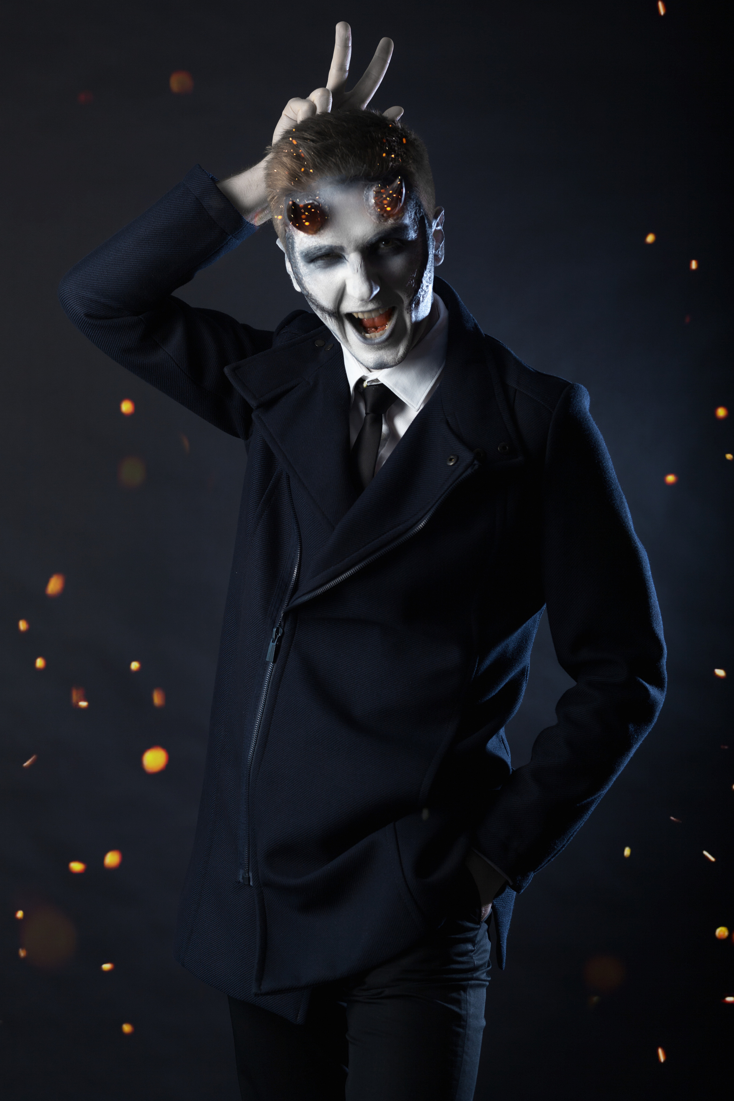 Портретный фотограф в Нижнем Новгороде. Необычные фотосессии в Нижнем Новгороде. Заказать фотосессию. Молодой человек в гриме дьявола или черта с рогами в строгом костюме.