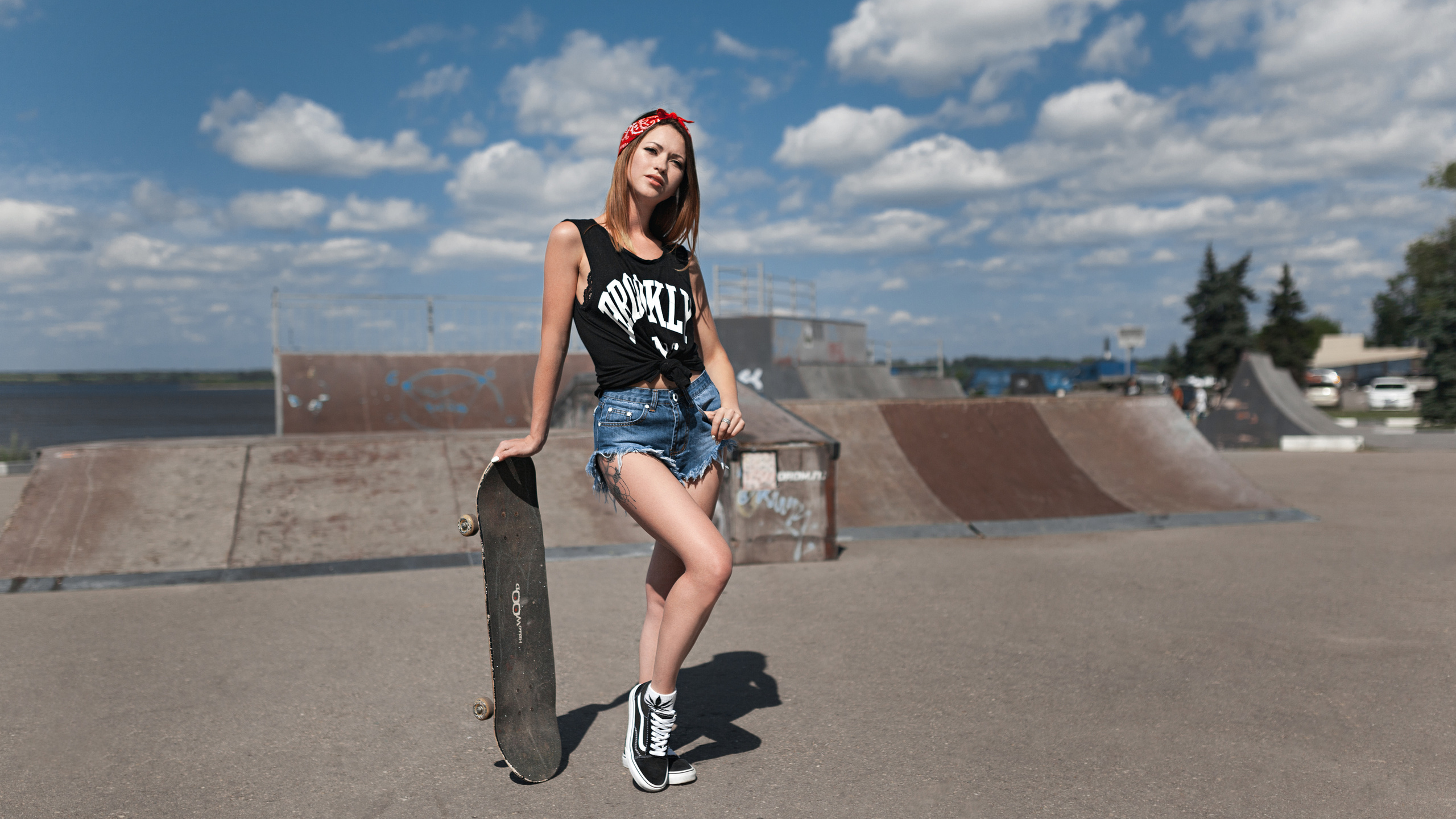 Портретный фотограф в Нижнем Новгороде. Необычные фотосессии в Нижнем Новгороде. Заказать фотосессию. Скейтбордистка на площадке. Спортивная девушка в коротких джинсовых шортах со скейтбордом на улице.