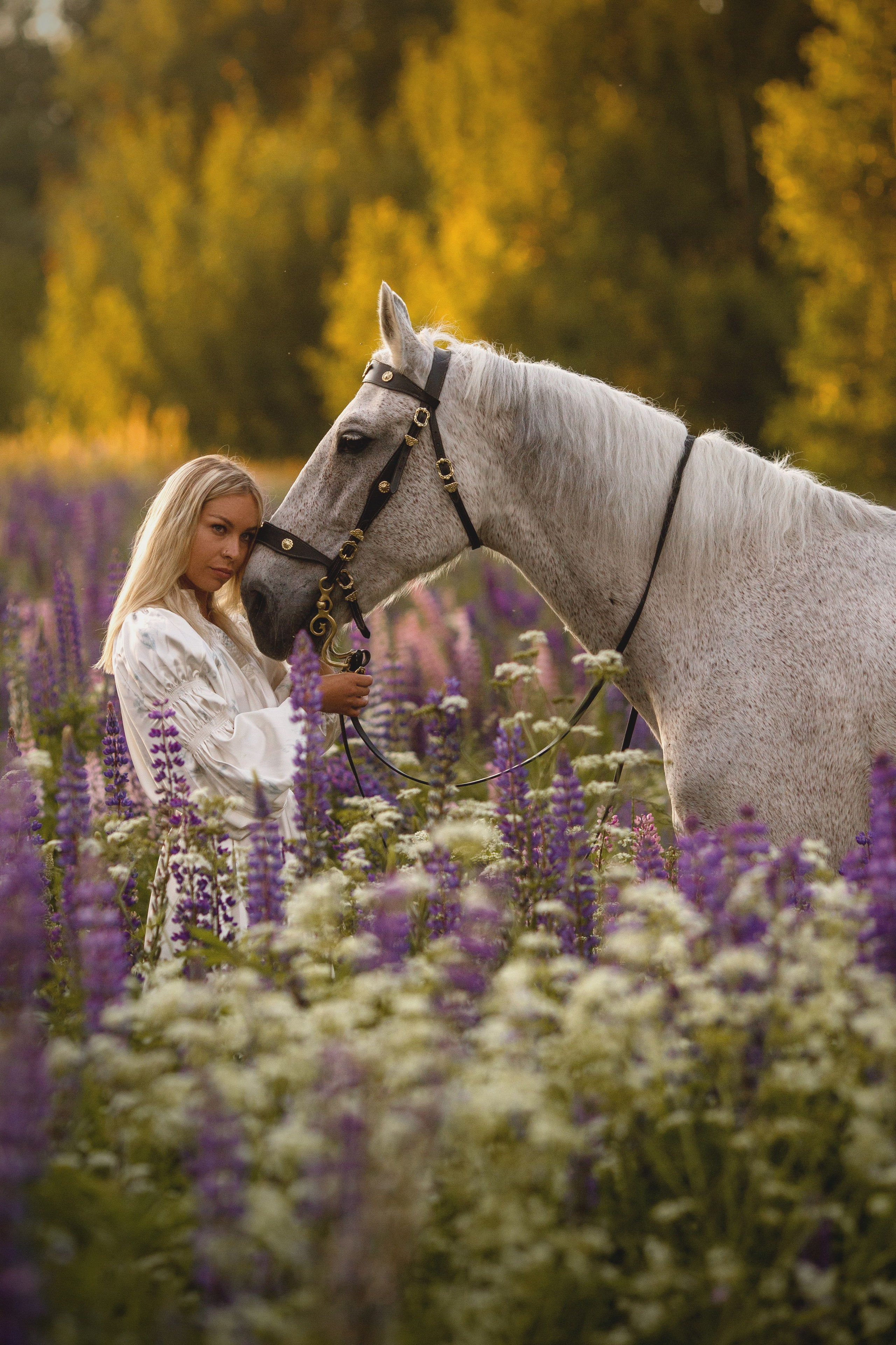 Фотосессия с лошадью в люпинах