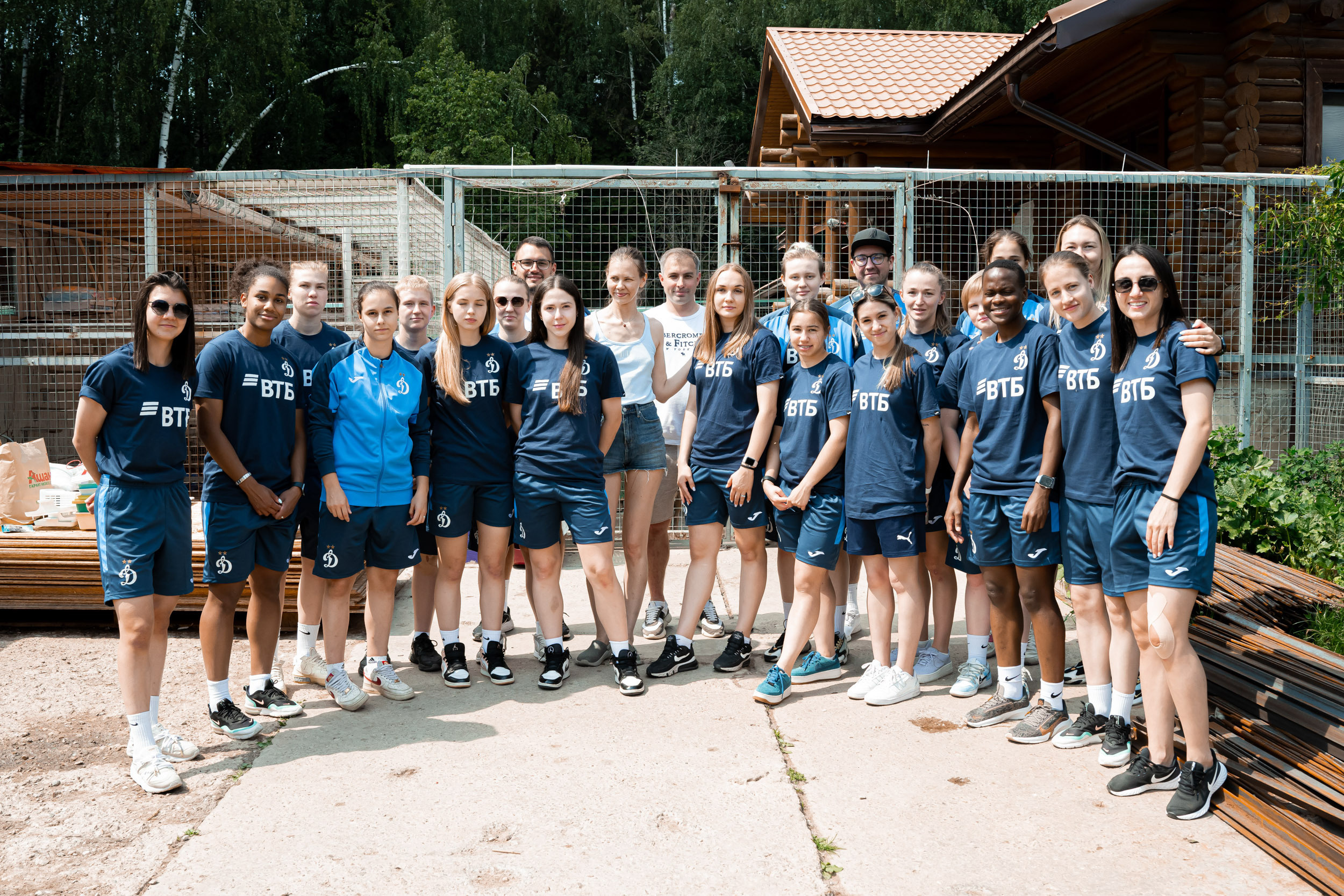 Dynamo women’s football team’s trip to the homeless animal shelter, 06/15/2023. Фотограф Кирилл Сафонов