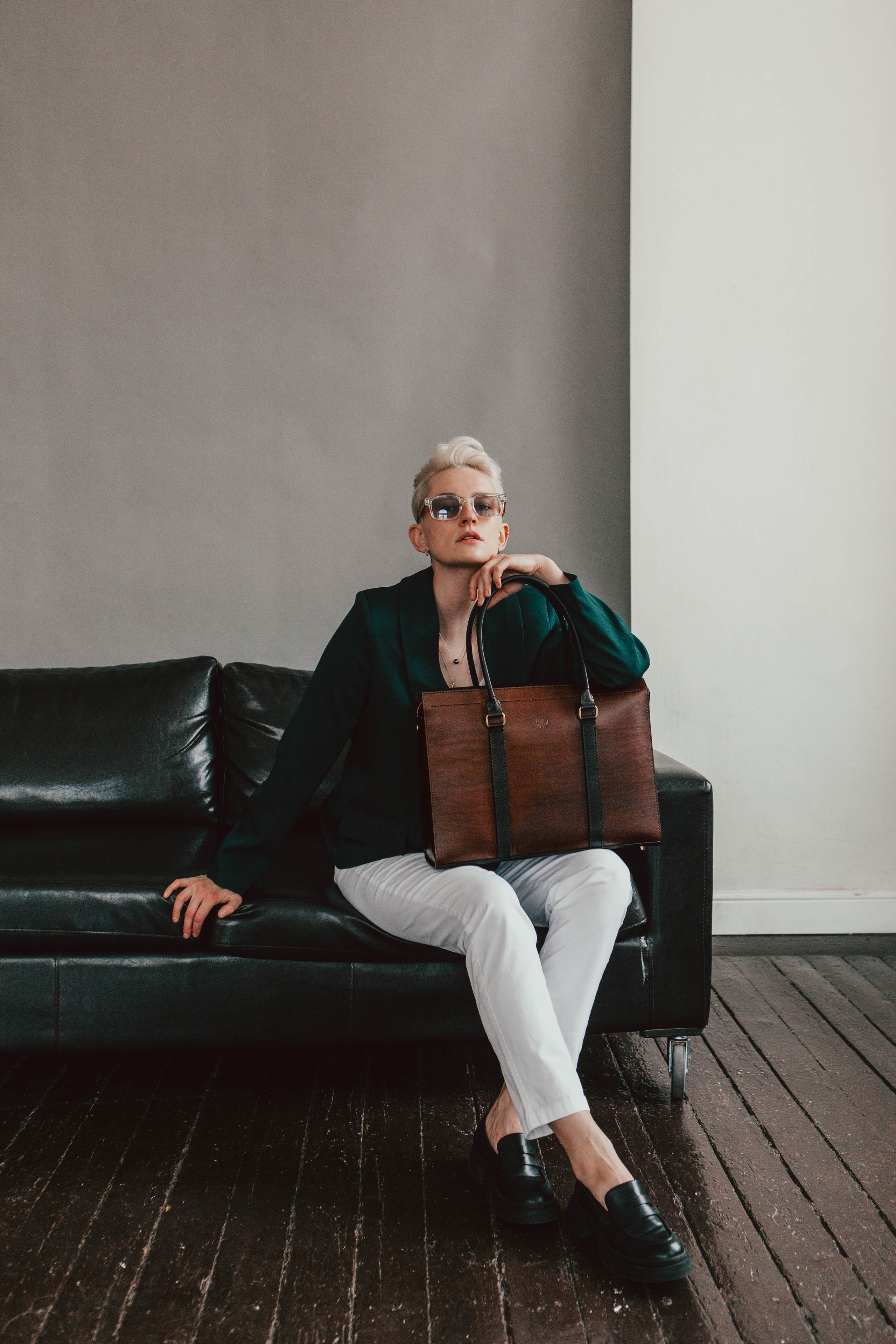 Анна Гречаная и изделие Дана Настаса 💼. Фотограф Ольга Крукле