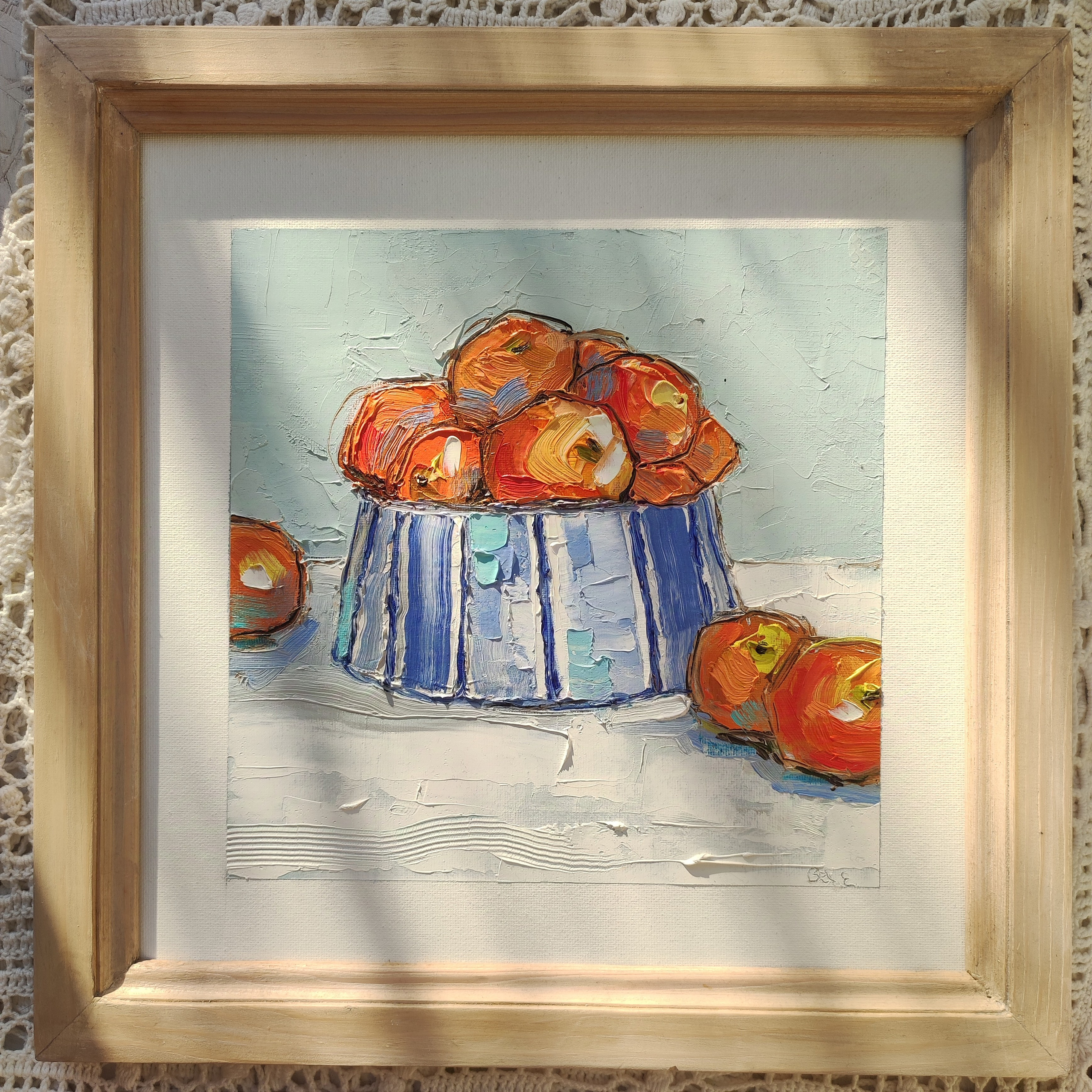 Фактурная живопись — мандаринки в вазе на светлом фоне, современный натюрморт.