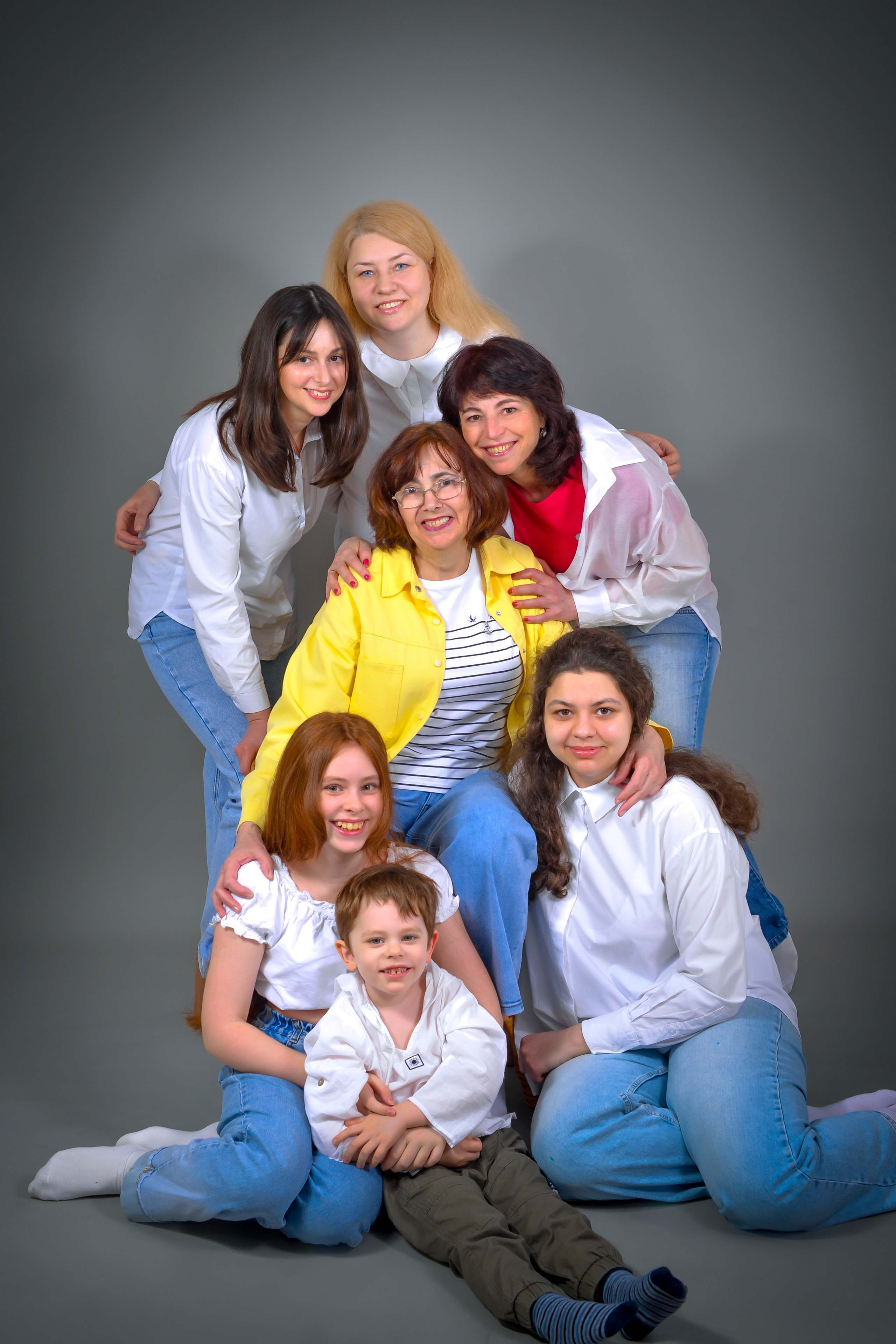 ДОЧКИ, ВНУЧКИ, БАБУШКА. Фотограф Юлия Антушева