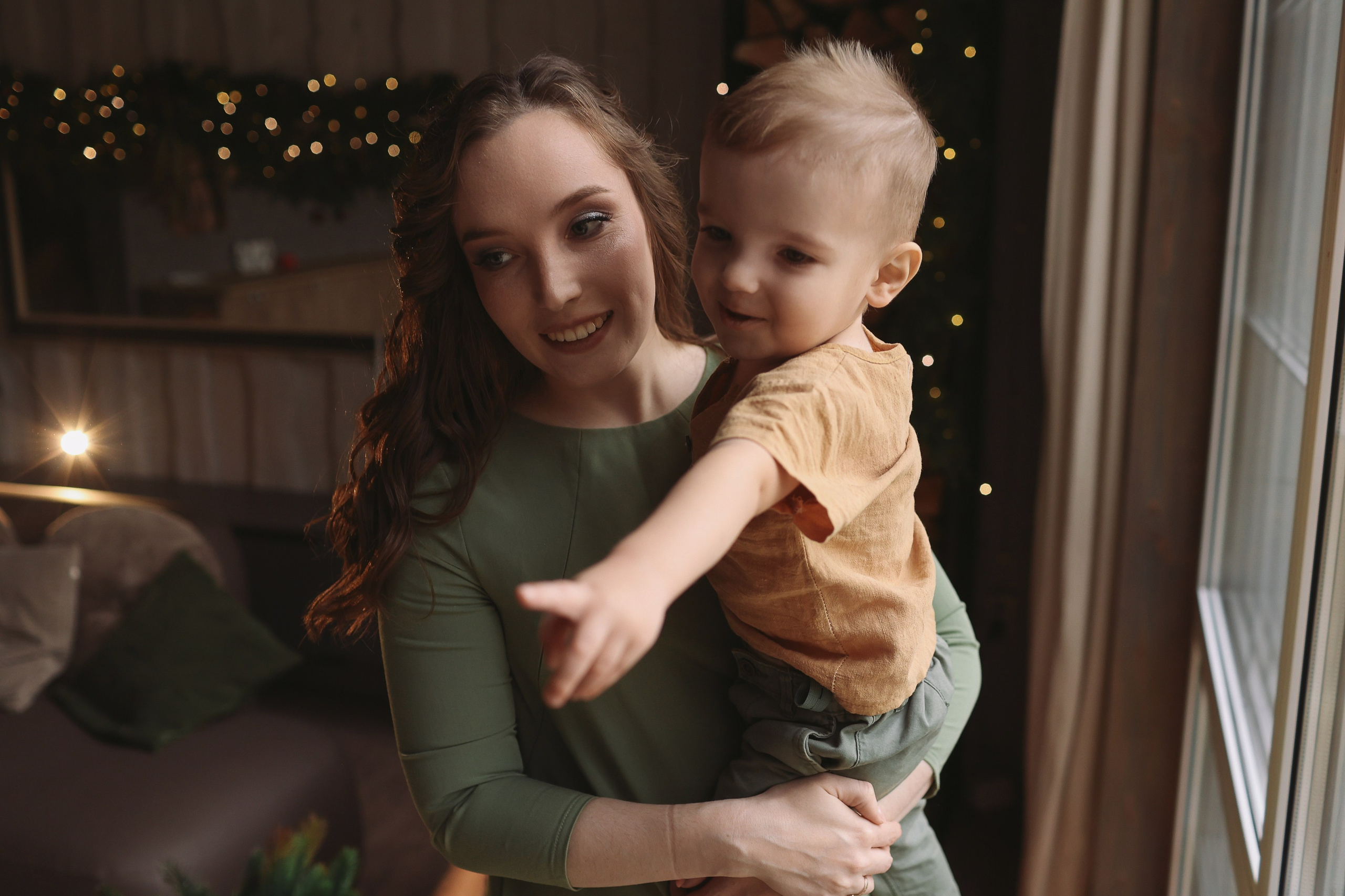 Семейная новогодняя фотосессия в загородном домике. Фотограф Владимир Москва