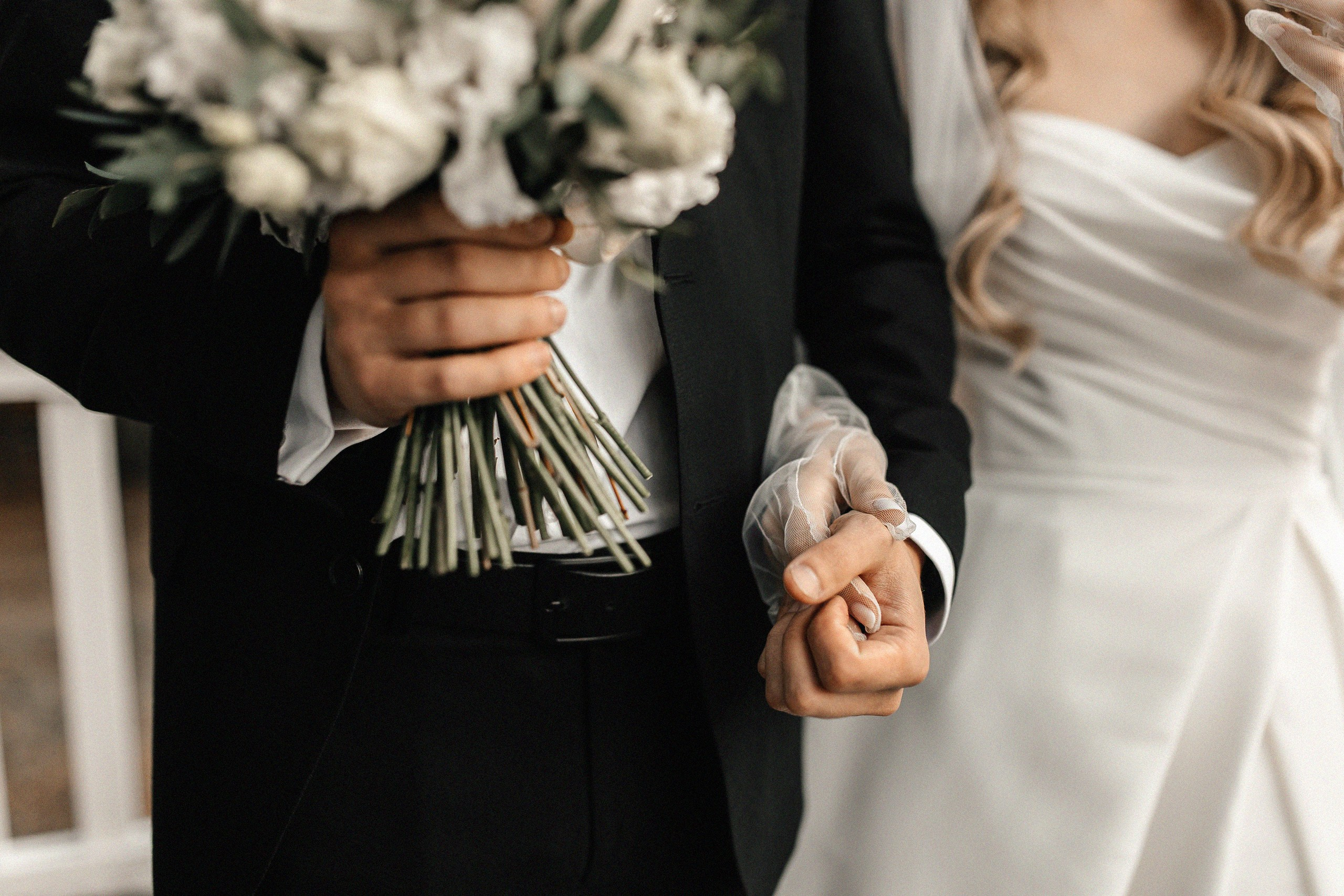 Здравствуйте! Я&nbsp;свадебный фотограф из&nbsp;Ульяновска, работаю в&nbsp;том числе по&nbsp;всей России и&nbsp;с&nbsp;выездом за&nbsp;границу. Снимаю свадьбы, lovestory, корпоративы, светский репортаж. Провожу обучение по&nbsp;фотографии, мастер-классы и&nbsp;воркшопы для других фотографов.