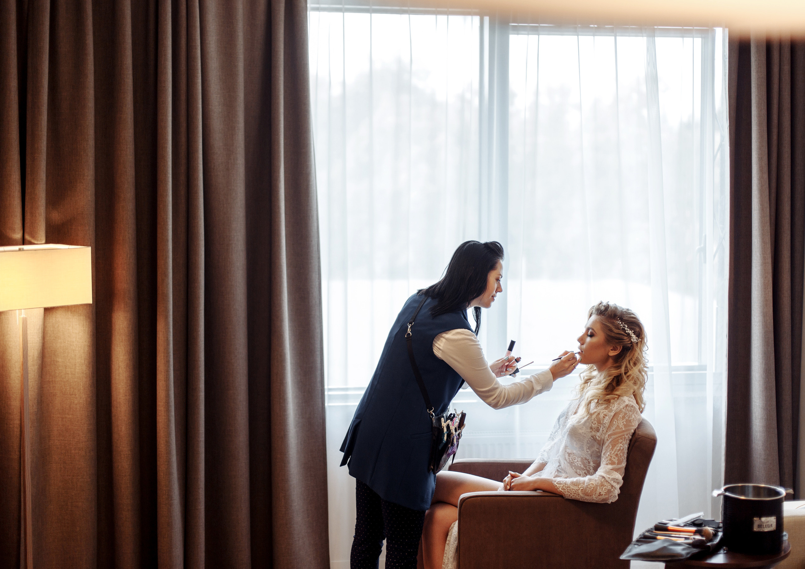 Свадебная прогулка молодоженов в отеле. Свадебный фотограф в СПб Сергей Малиновский