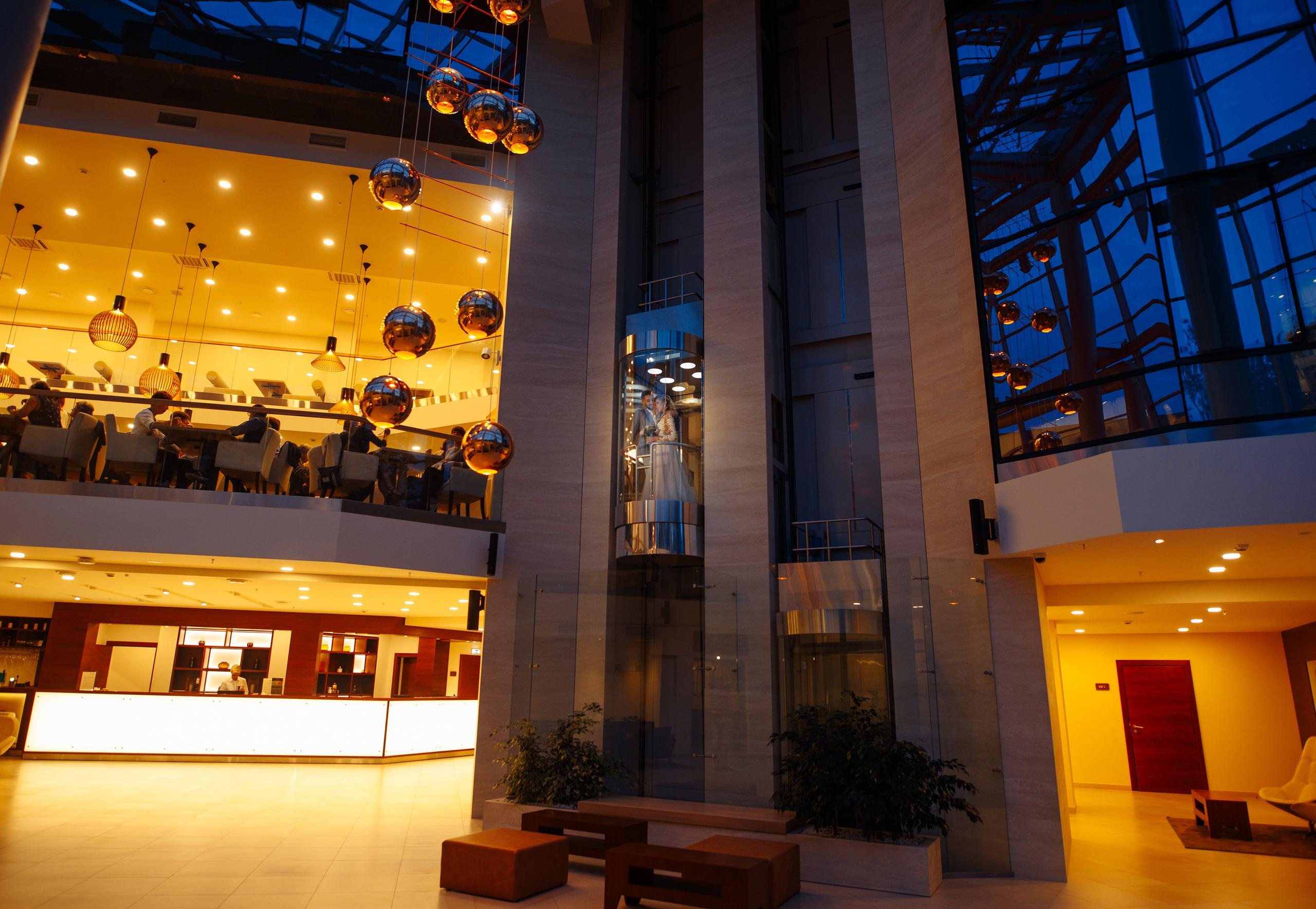 Свадебная прогулка молодоженов в отеле. Свадебный фотограф в СПб Сергей Малиновский