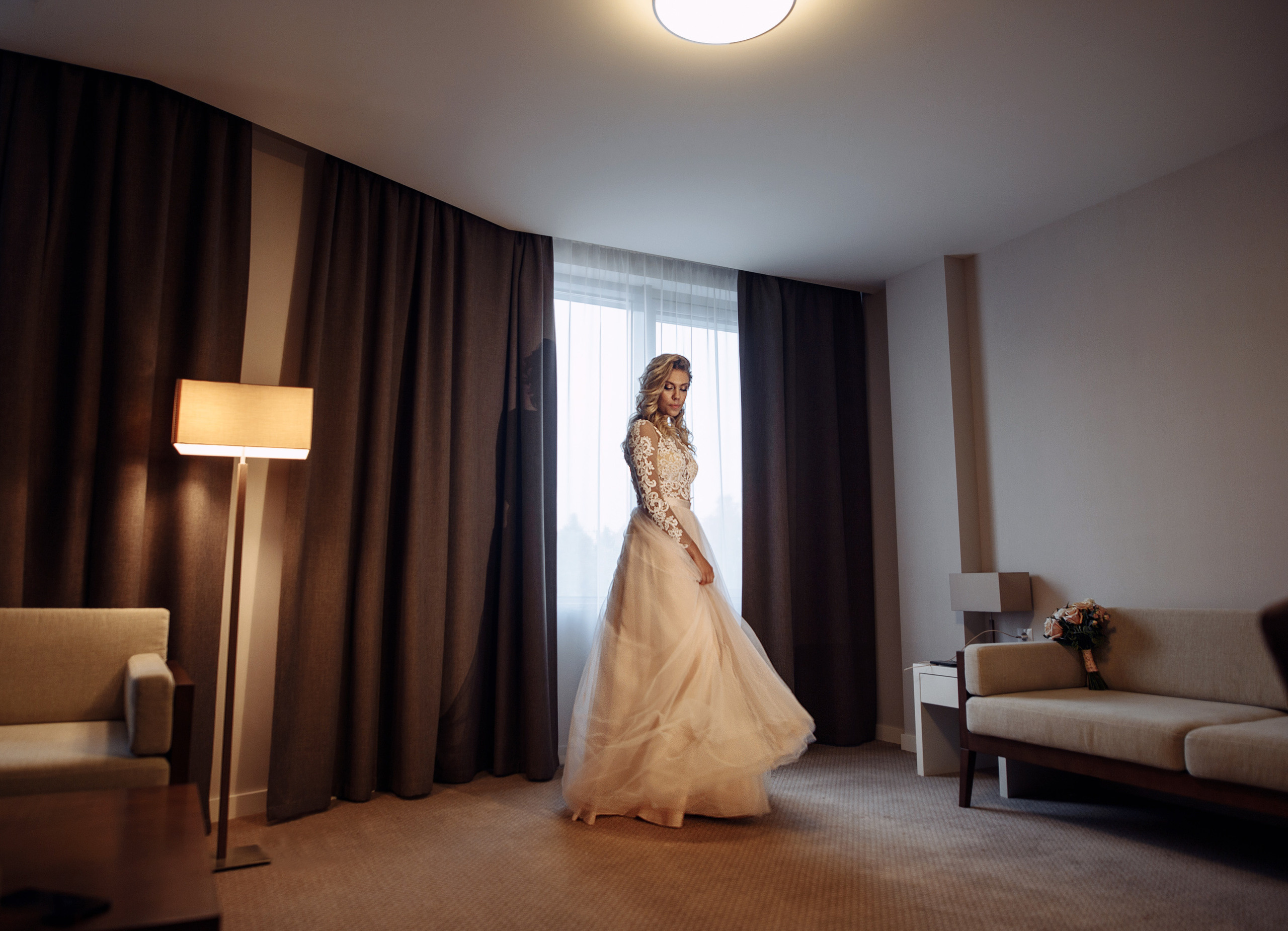 Свадебная прогулка молодоженов в отеле. Свадебный фотограф в СПб Сергей Малиновский