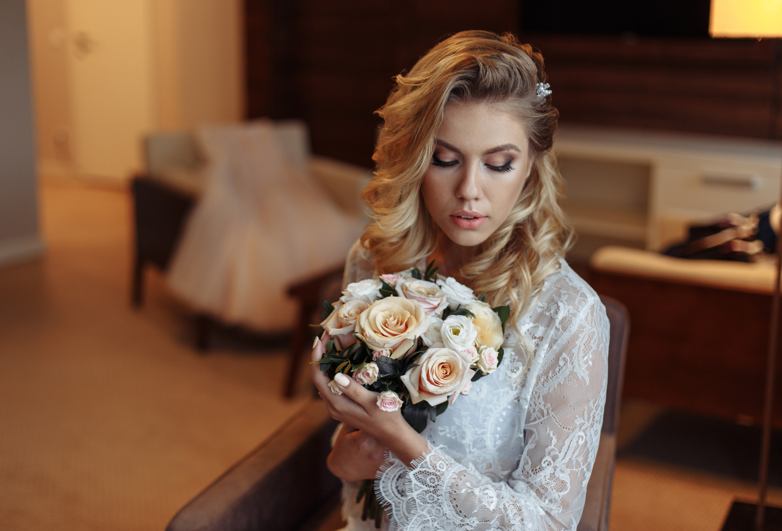 Свадебная прогулка молодоженов в отеле. Свадебный фотограф в СПб Сергей Малиновский