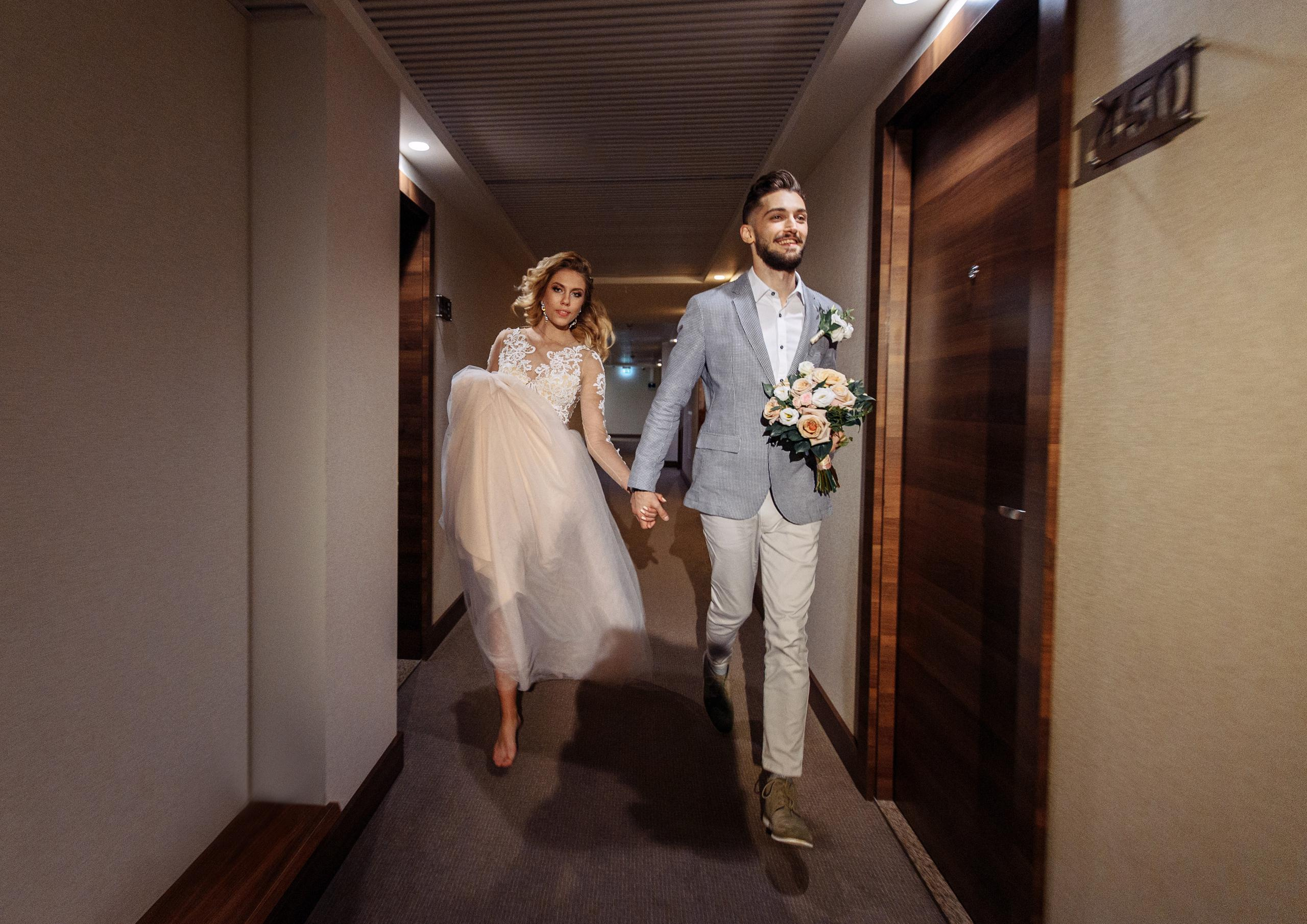 Свадебная прогулка молодоженов в отеле. Свадебный фотограф в СПб Сергей Малиновский