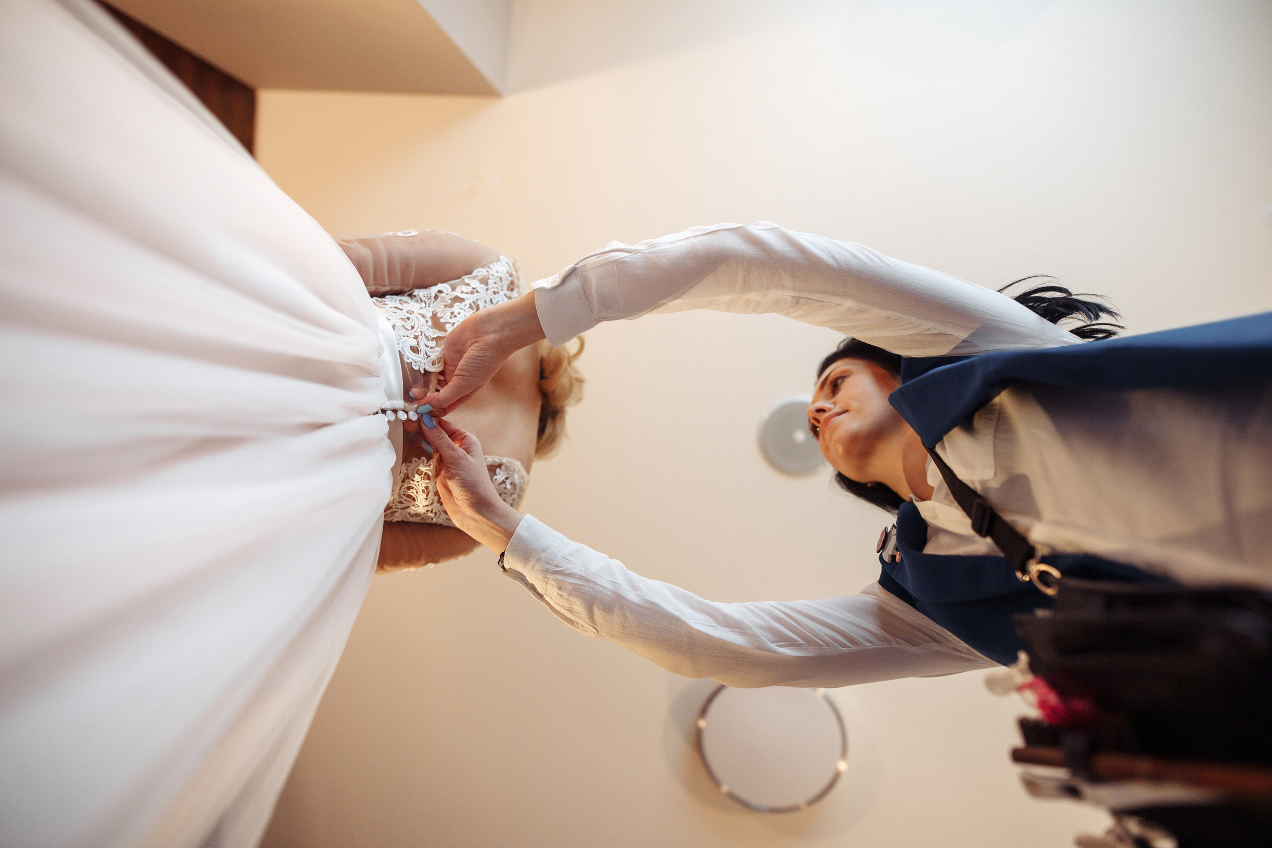 Свадебная прогулка молодоженов в отеле. Свадебный фотограф в СПб Сергей Малиновский