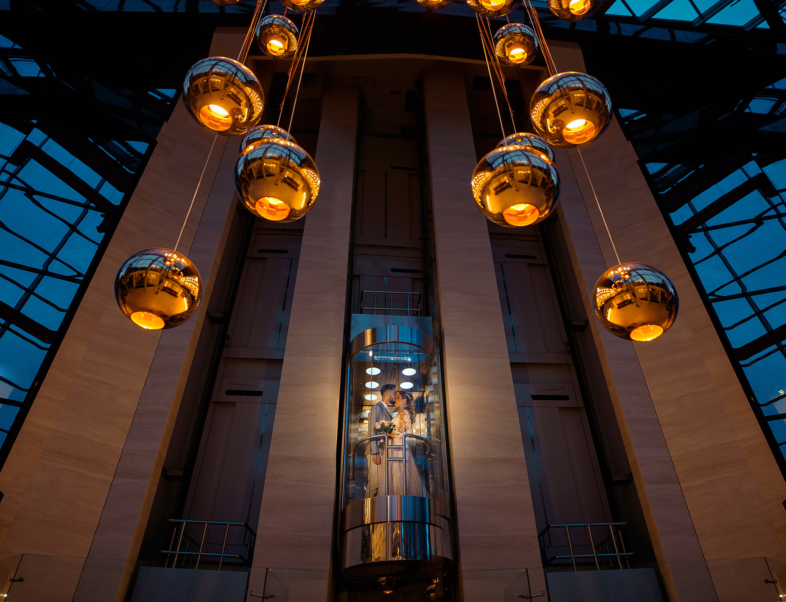 Свадебная прогулка молодоженов в отеле. Свадебный фотограф в СПб Сергей Малиновский