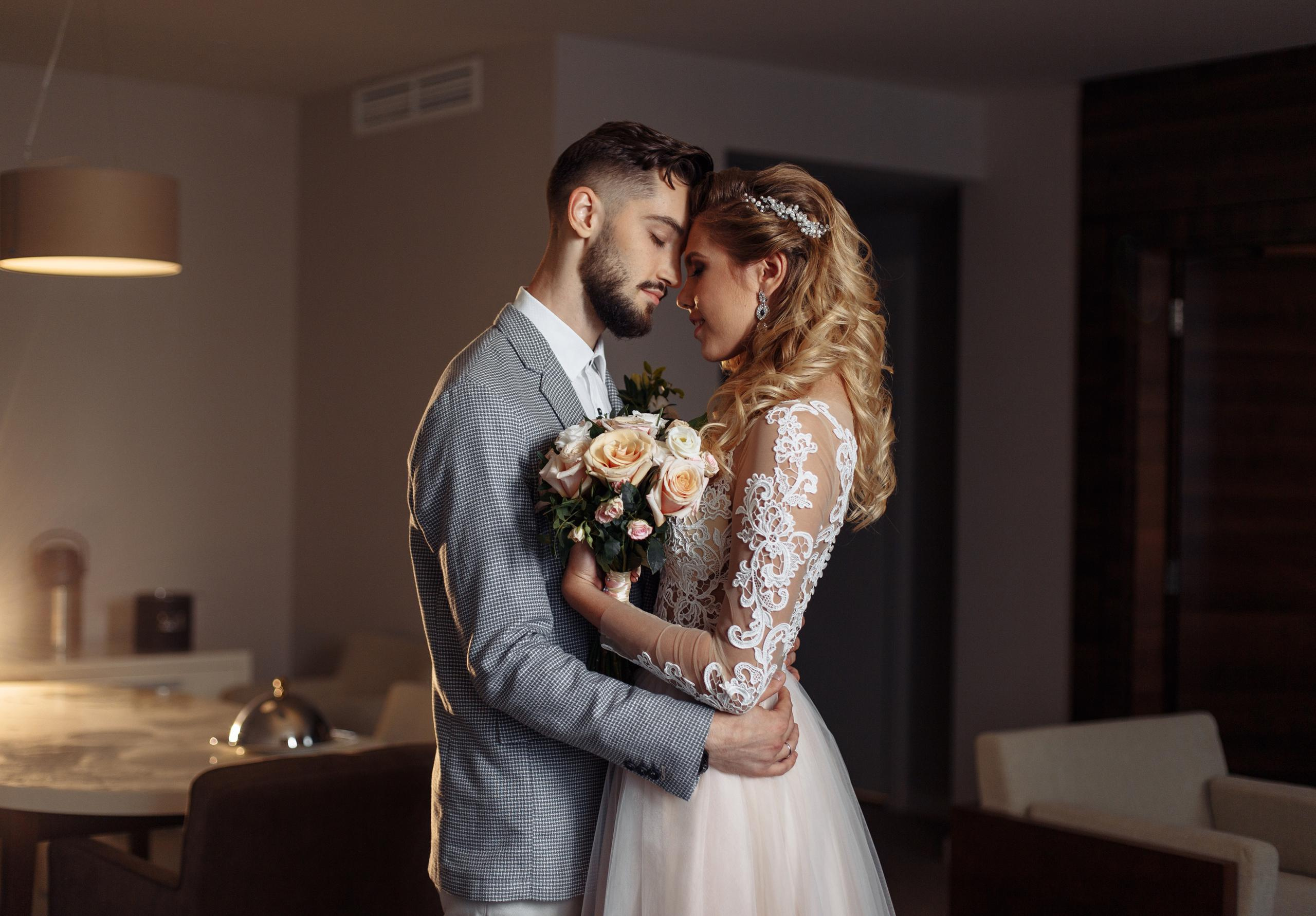 Свадебная прогулка молодоженов в отеле. Свадебный фотограф в СПб Сергей Малиновский