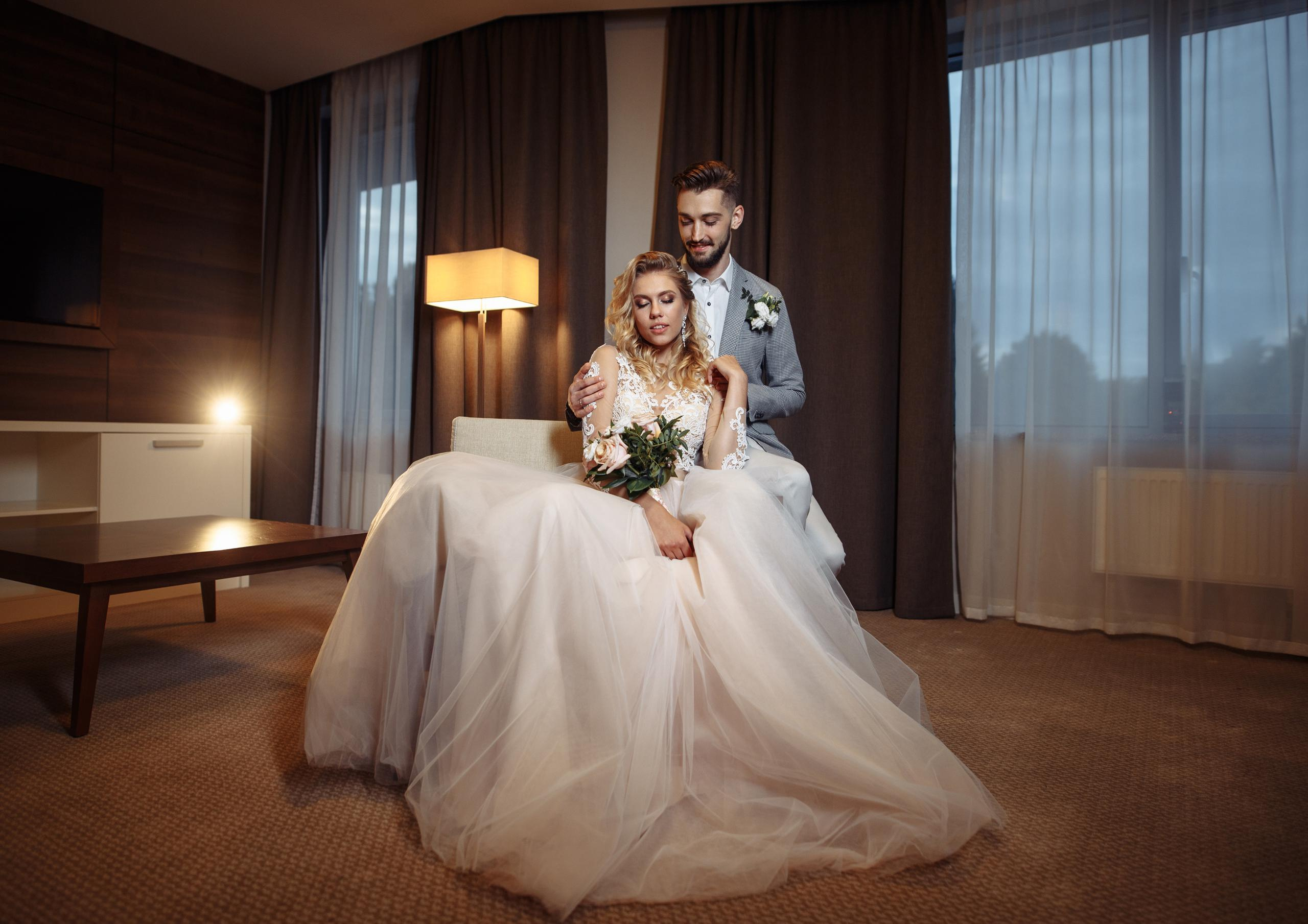 Свадебная прогулка молодоженов в отеле. Свадебный фотограф в СПб Сергей Малиновский