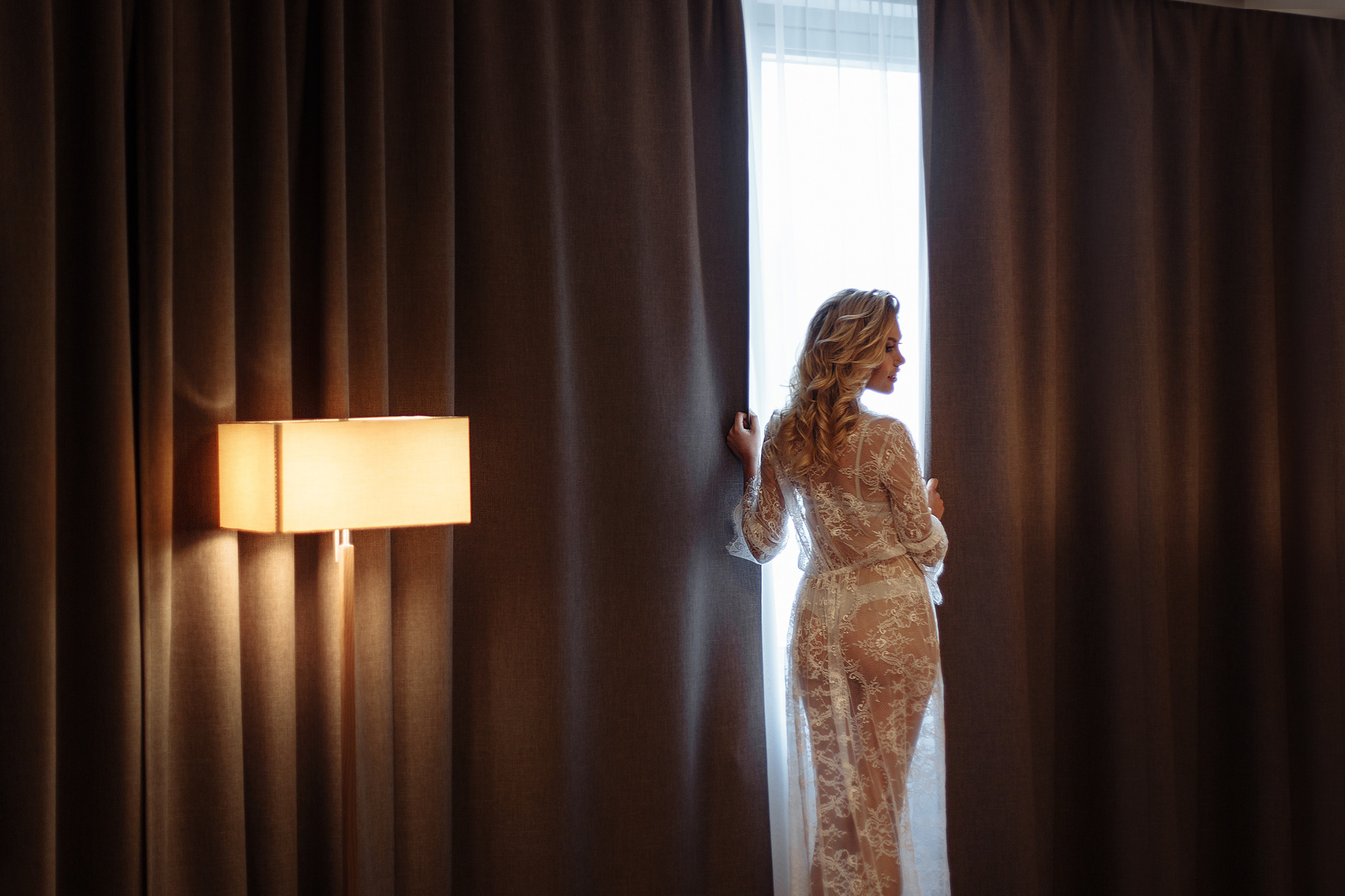 Свадебная прогулка молодоженов в отеле. Свадебный фотограф в СПб Сергей Малиновский