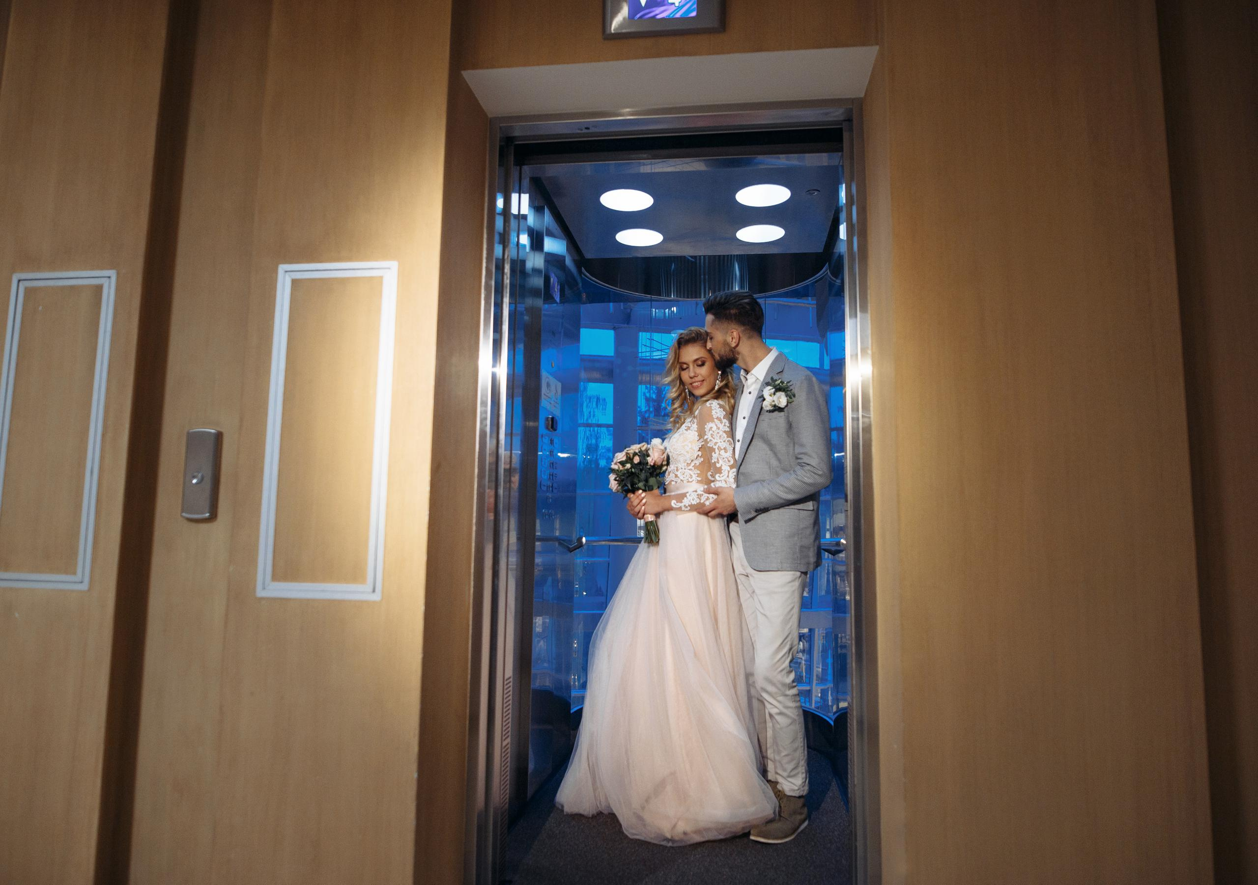 Свадебная прогулка молодоженов в отеле. Свадебный фотограф в СПб Сергей Малиновский