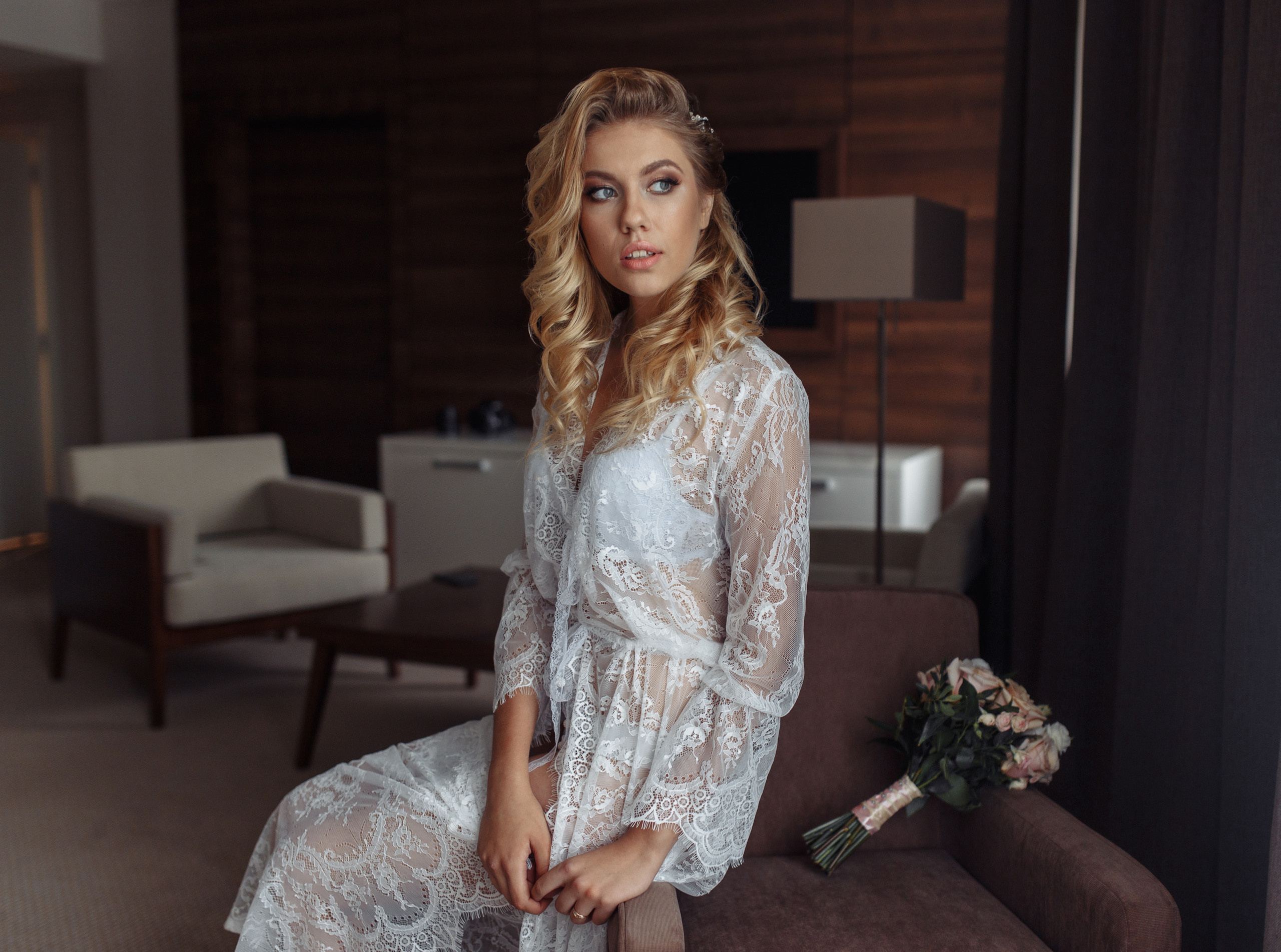 Свадебная прогулка молодоженов в отеле. Свадебный фотограф в СПб Сергей Малиновский