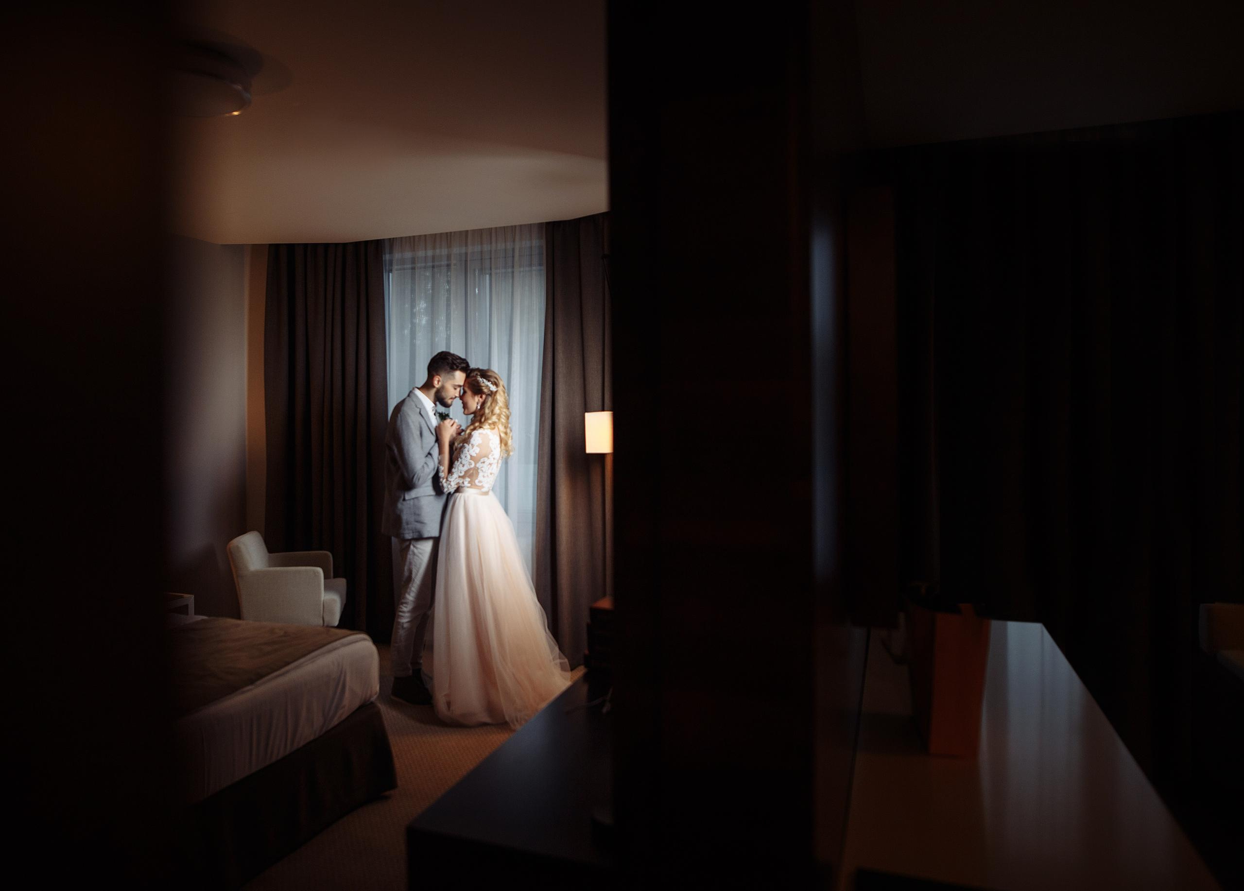 Свадебная прогулка молодоженов в отеле. Свадебный фотограф в СПб Сергей Малиновский