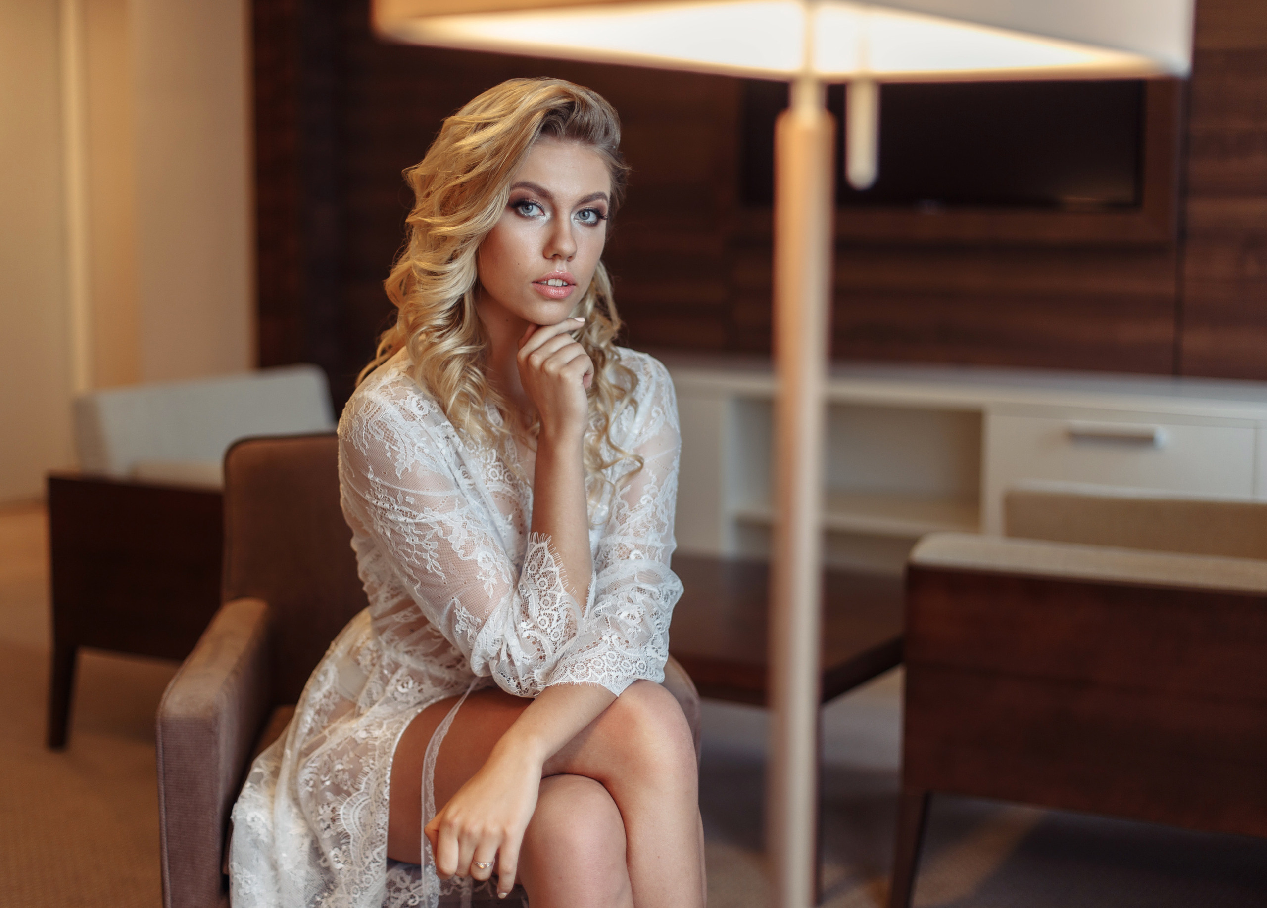 Свадебная прогулка молодоженов в отеле. Свадебный фотограф в СПб Сергей Малиновский