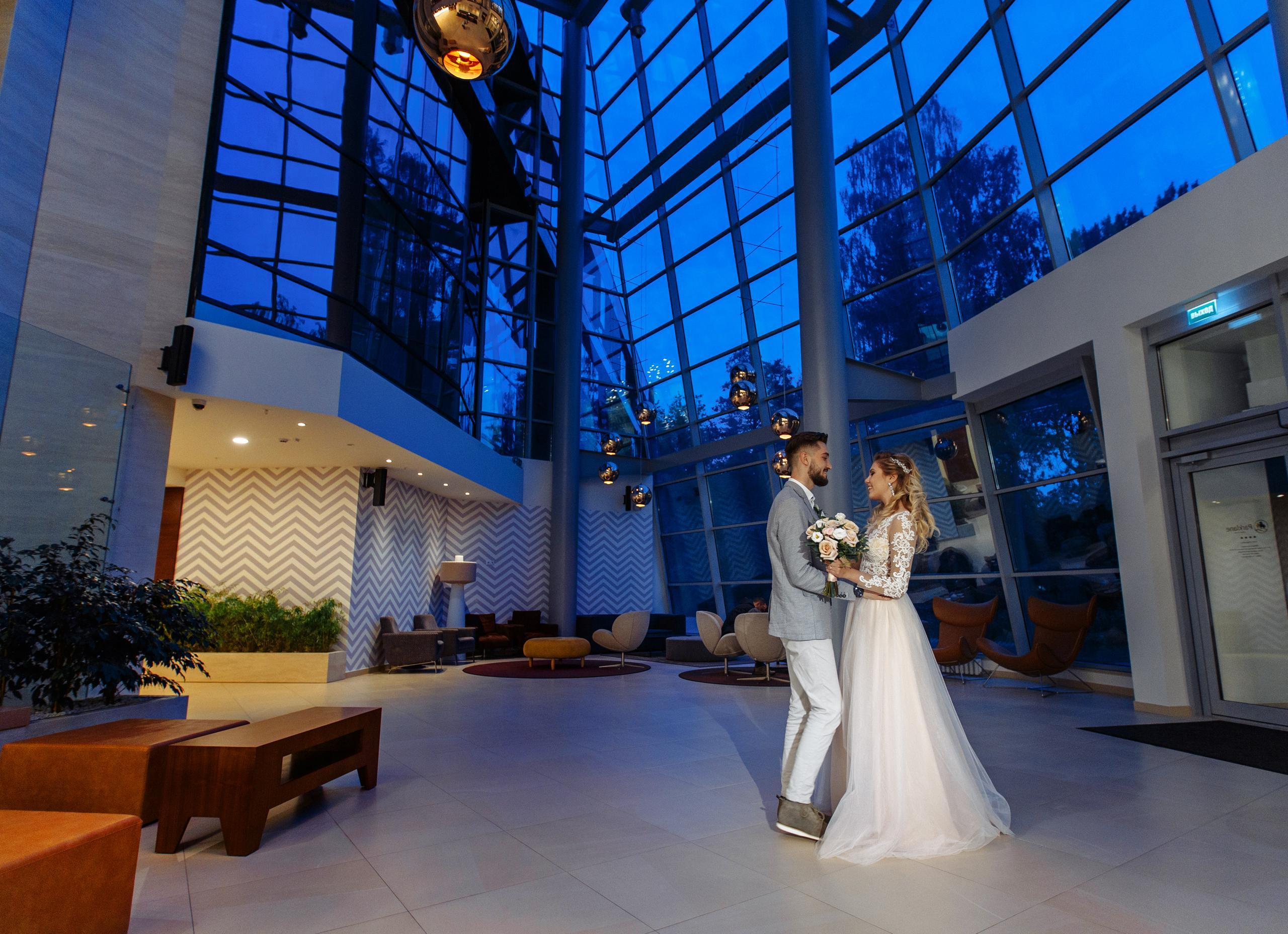 Свадебная прогулка молодоженов в отеле. Свадебный фотограф в СПб Сергей Малиновский