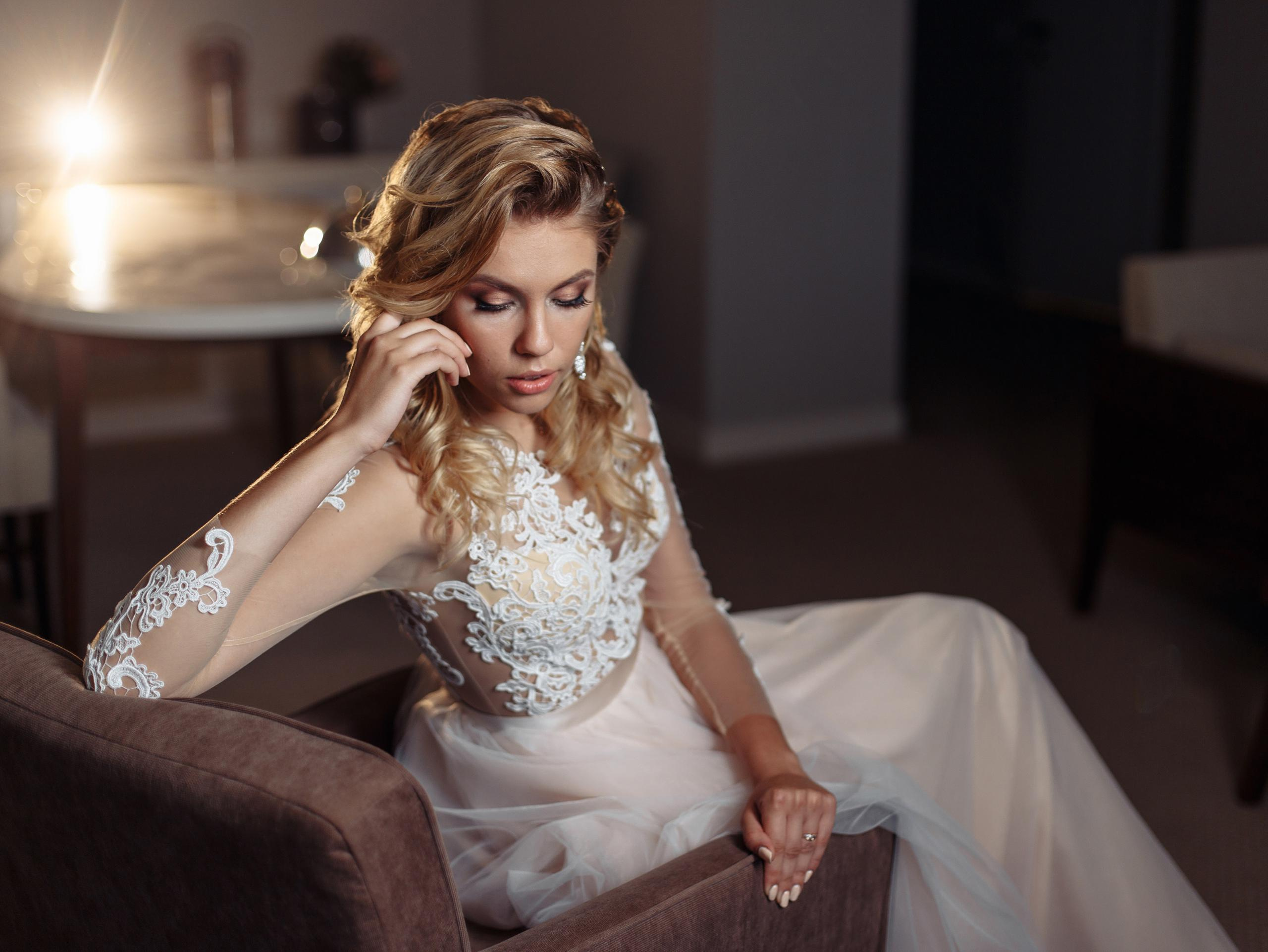 Свадебная прогулка молодоженов в отеле. Свадебный фотограф в СПб Сергей Малиновский