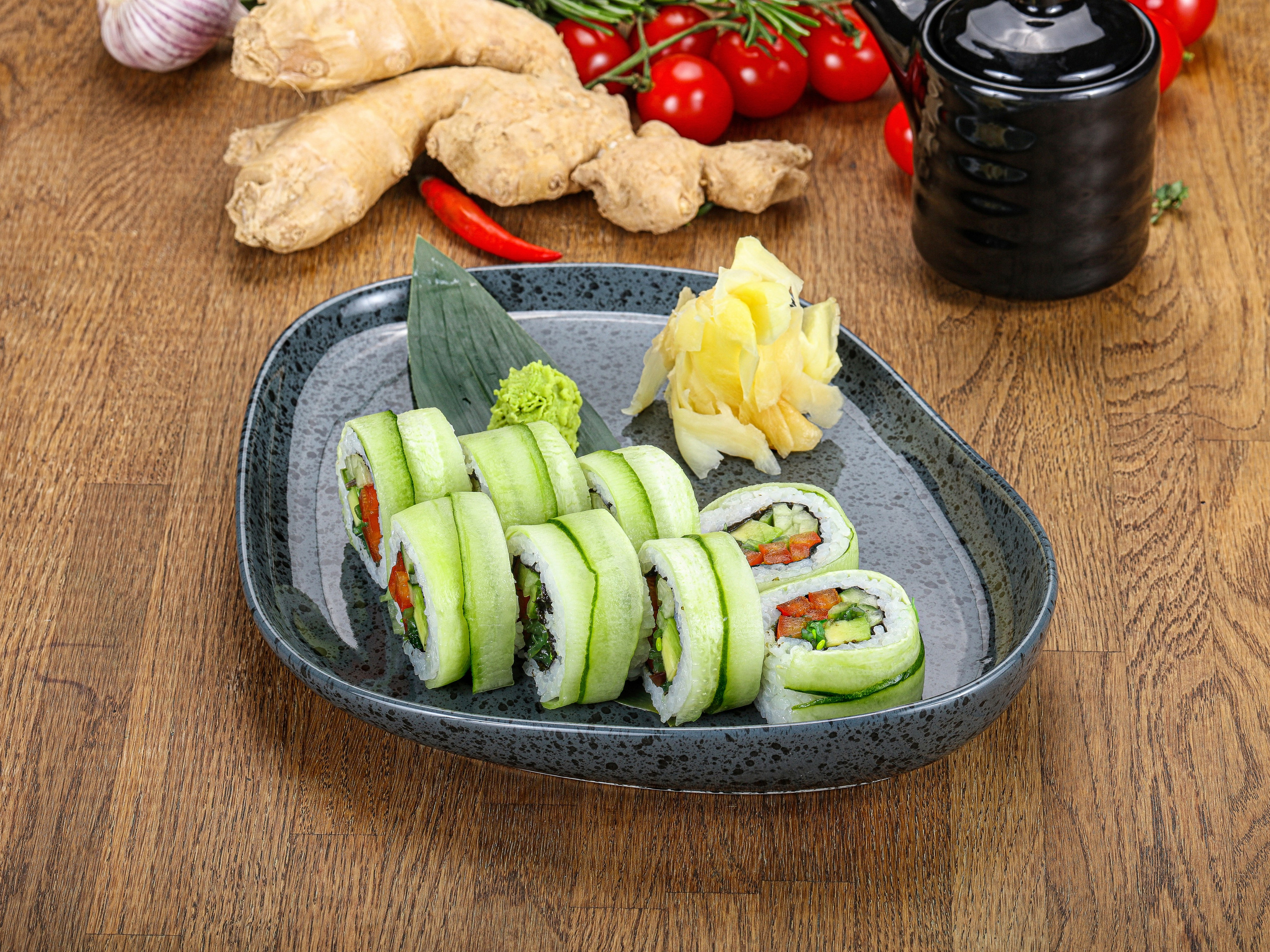 Фотосъемка суши и роллов. Заказ по тел.: +7 (906) 006-90-22. Фуд-фотограф Андрей Старостин — съемка еды в Москве. 9000 руб. в час