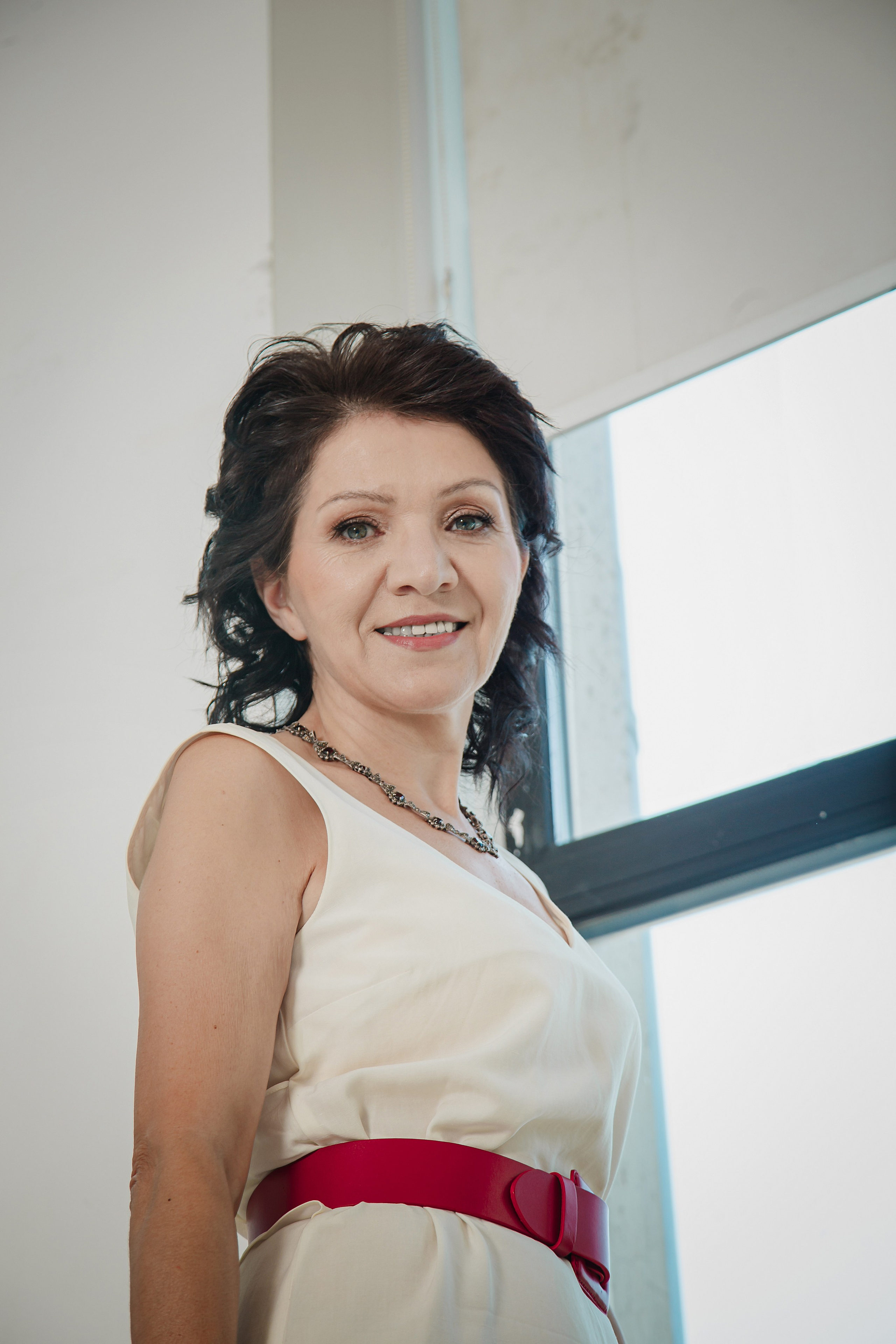 Женский коуч в светлой студии — брендовая фотосессия в Москве, Портрет женского коуча в деловом образе — фотосессия для личного бренда, Фотосессия для эксперта в офисной локации студии Москва, Женский коуч в повседневном образе — контент для соцсетей, Профессиональный бренд-фотограф в Москве — женский коуч, Образ женского коуча для сайта и продвижения в соцсетях, Разнообразные образы на брендовой фотосессии для эксперта, Светлая студия с офисными локациями — фотосессия для коуча, брендовая фотосессия для эксперта, фотосессия для женского коуча, бренд-фотограф Москва, фотосессия личный бренд, фотосессия для сайта, фотосессия для соцсетей, фотосессия для продвижения, фотосессия в студии Москва, фотосессия для эксперта Москва, профессиональная фотосессия для коуча. Катерина Сысуева, Рина Сысуева, rina_sphoto