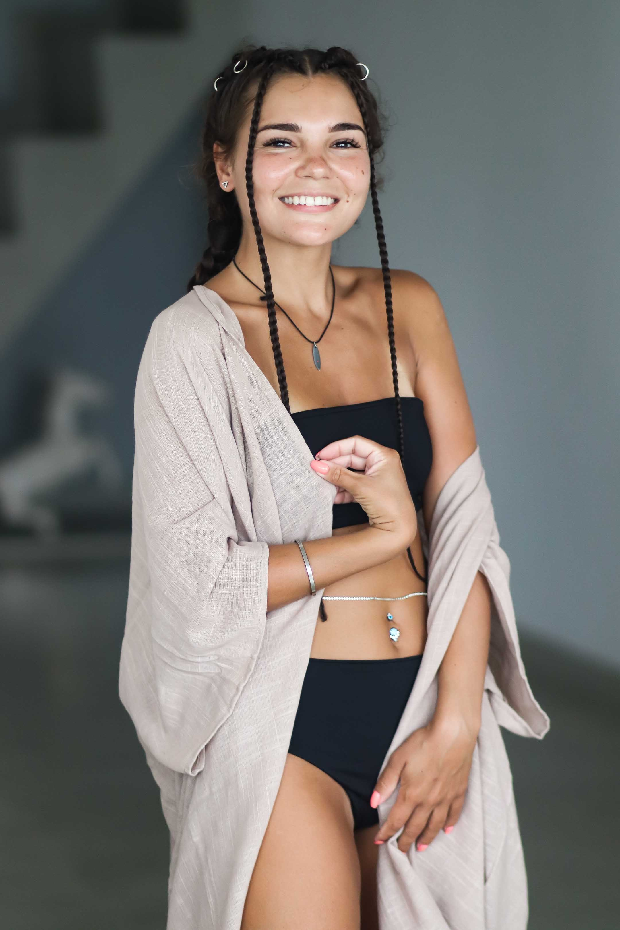 Коллекция купальников бикини. Фотограф на Шри-Ланке